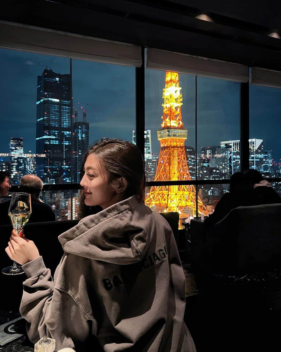 Vavaさんのインスタグラム写真 - (VavaInstagram)「180度落地玻璃看著東京的夜景 配上近在眼前的鐵塔有夠浪漫🌹 大家地圖可以搜尋「王子大酒店」 就在33樓 各種餐點食物酒精和非酒精都很優秀🥹🥹🥹」1月28日 0時05分 - rachellievava