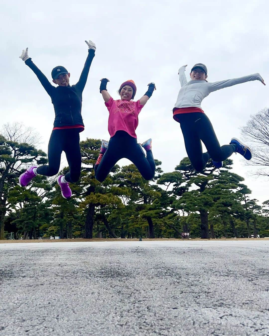 杏奈さんのインスタグラム写真 - (杏奈Instagram)「世界を駆ける朋ちゃん @tomomi_fitness @tomomi_challenger  コスタリカ🇨🇷出国前日は朝の#朋トレ から夜の美味しい焼肉屋さん @gyusha0819 までご一緒して貰いました笑❤ 和牛と朋ちゃんの好きなガーリックライスでパワーつけてもらって今年は必ずコスタリカリベンジで走り切って最高の笑顔を世界中に届けてきてね🥰❤️‍🔥❤️‍🔥❤️‍🔥 朋ちゃん❤みんな応援してるよー🔥  来週からの朋トレは最強マネージャーのつっちー @tucci_03 と、私は運動担当でお手伝いさせて頂きます🏃🏿‍♀️ 参加者さんは缶ビール500mlお願いします🍺笑 お問い合わせはつっちーまで💁‍♂️ @tucci_03   水道橋にある焼肉屋さん @gyusha0819  は落ち着いた雰囲気で店員さんみんな親切で何頼んでもとっても美味しくて気持ち良く食事が出来たのでまた家族でも行きたいと思います✨  #水道橋焼肉#九段下焼肉#神保町焼肉 #飯田橋焼肉#神田三崎町#水道橋グルメ #千代田区焼肉#WoomyPR #朋トレ#朋トレ朝ラン部#朝ラン#朝活#ランニング」1月28日 7時55分 - anna97114