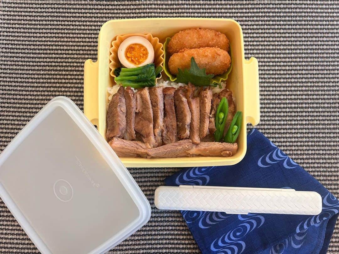 駒田奈美さんのインスタグラム写真 - (駒田奈美Instagram)「・ ・ ・ 『お弁当』 ・ ・ 煮豚丼弁当 ・ 小松菜のお浸しと煮卵、コロッケが入っています ・ ・ 今朝の千葉は寒いですが快晴です ・ 土曜日ですね♪ 良い週末をお過ごしください ・ ・ それでは 今日も元気にいってらっしゃい！ ・ ・ ・ #駒田奈美#モデル#アラフィフ#美魔女#お弁当#お弁当おかず #お弁当記録 #高校生#高校生男子#高校生弁当#高校生男子弁当 #おべんとう #おべんたぐらむ #おべんとう記録」1月28日 7時58分 - nami.komada