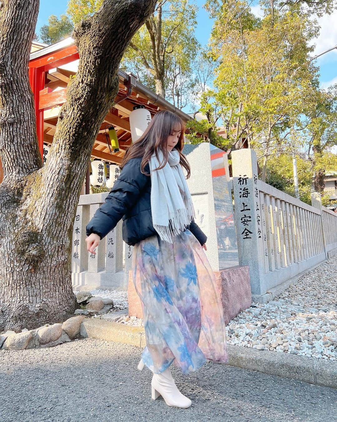 みき みーやんさんのインスタグラム写真 - (みき みーやんInstagram)「神戸でぶらぶら🤤💕 .  @grl_official のこのスカートが めちゃくちゃ高見えする🙆‍♀️🌼 . 動くたびに光沢感が上品に艶めいて とにかく可愛い🥺 4枚目の動画見てみてね❤ . #grl #グレイル #グレイル購入品 #grl購入品 #プチプラ #プチプラコーデ #pr #fashion #プチプラフシッション #神戸デート#スカートコーデ#オーガンジー #オーガンジースカート」1月28日 9時37分 - mi_yan0101