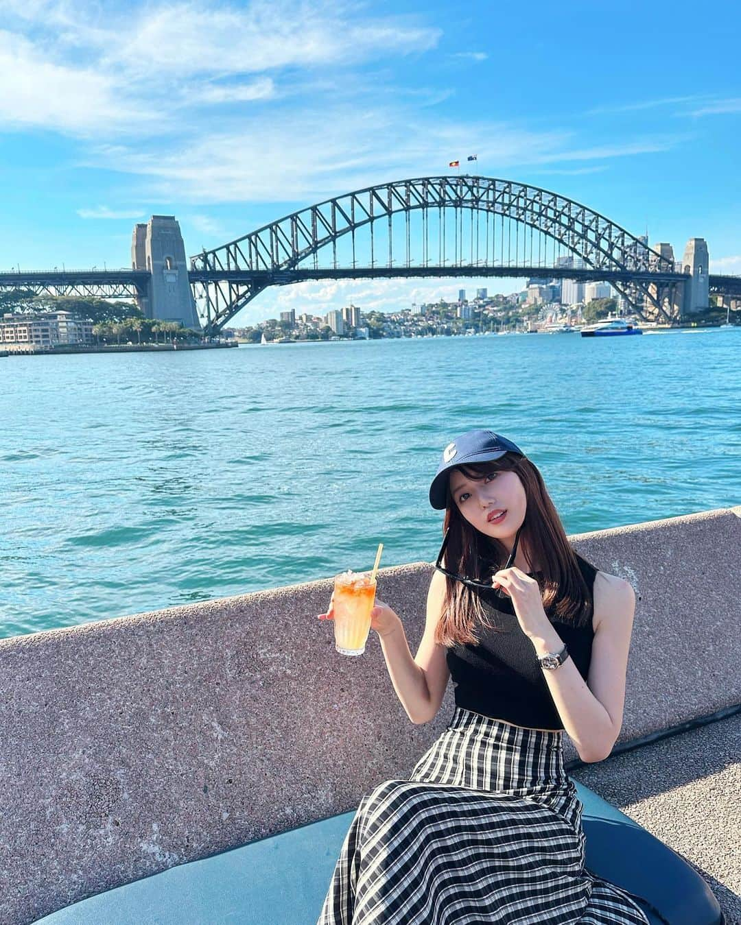 あべなつきさんのインスタグラム写真 - (あべなつきInstagram)「I miss warmer days☀️🇦🇺  寒すぎて、シドニー戻りたい〜🥹  tops @zara  Skirts @lipservice_official  Cap @celine   #sydneyharbourbridge  #シドニー #sydney」1月28日 11時20分 - i.am_natsuki_