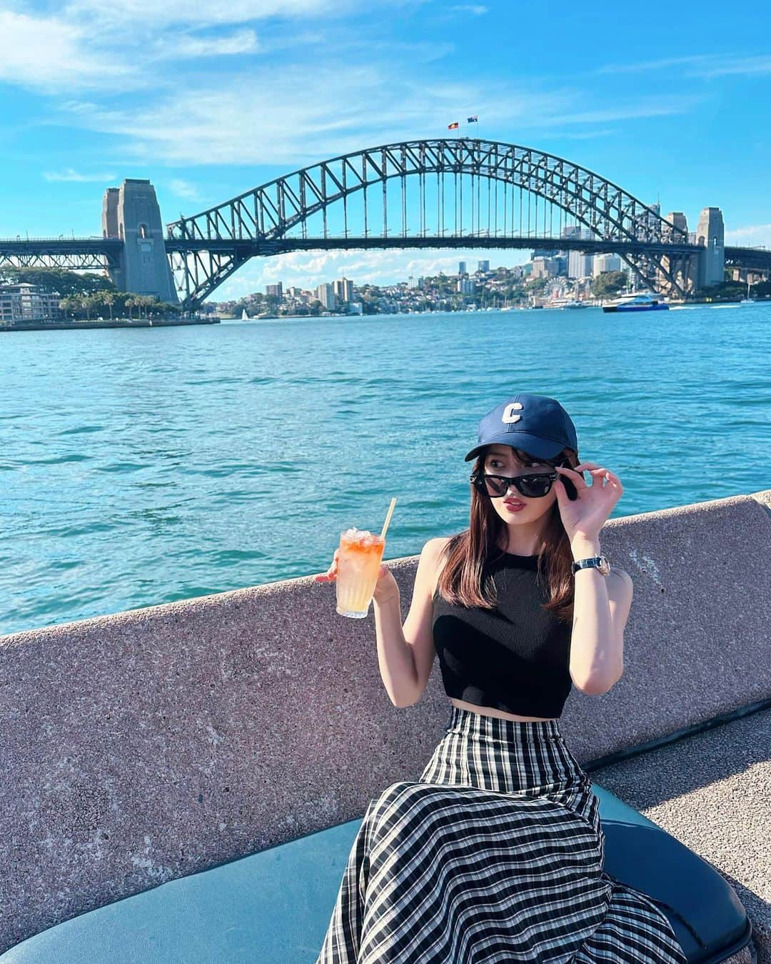 あべなつきさんのインスタグラム写真 - (あべなつきInstagram)「I miss warmer days☀️🇦🇺  寒すぎて、シドニー戻りたい〜🥹  tops @zara  Skirts @lipservice_official  Cap @celine   #sydneyharbourbridge  #シドニー #sydney」1月28日 11時20分 - i.am_natsuki_