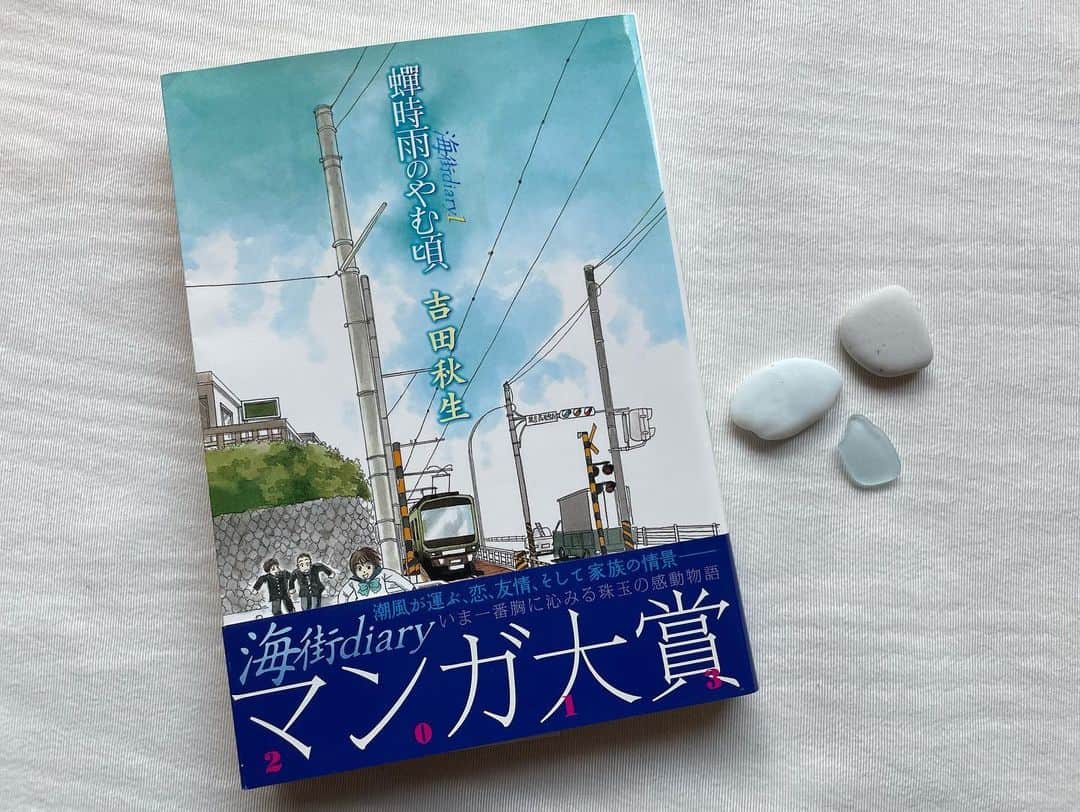 小橋めぐみさんのインスタグラム写真 - (小橋めぐみInstagram)「鎌倉に本店がある豊島屋の 「梅だより」  梅の花の落雁と押しもの。  豊島屋というと、鳩サブレーが有名で、小さい頃から食べていたけれど、 茶道を始めてからは、ここのお干菓子たちに惹かれている。  先週鎌倉で眺めた、白梅を思い浮かべながら、一服🍵  海街diaryも再読中。 鎌倉は坂道が多いなぁって、すずちゃんが言っていて、そうだったなぁって。 写真5枚目は、亀ヶ谷坂切通しにて。急な坂のため亀も引き返したという別名「亀返坂」。 扇ヶ谷と山ノ内を結ぶ急坂で、亀じゃなくてもキツかったけれど、 足腰鍛えられました✌️  源頼朝が鎌倉に幕府を開いた理由は、南は海に、北東西は山に囲まれ、敵の侵入を防ぎやすい地形だったからと言われているけれど、それが歩いているとよく分かります。 敵、大変。  #豊島屋 #海街diary #鎌倉散策」1月28日 11時29分 - megumikok