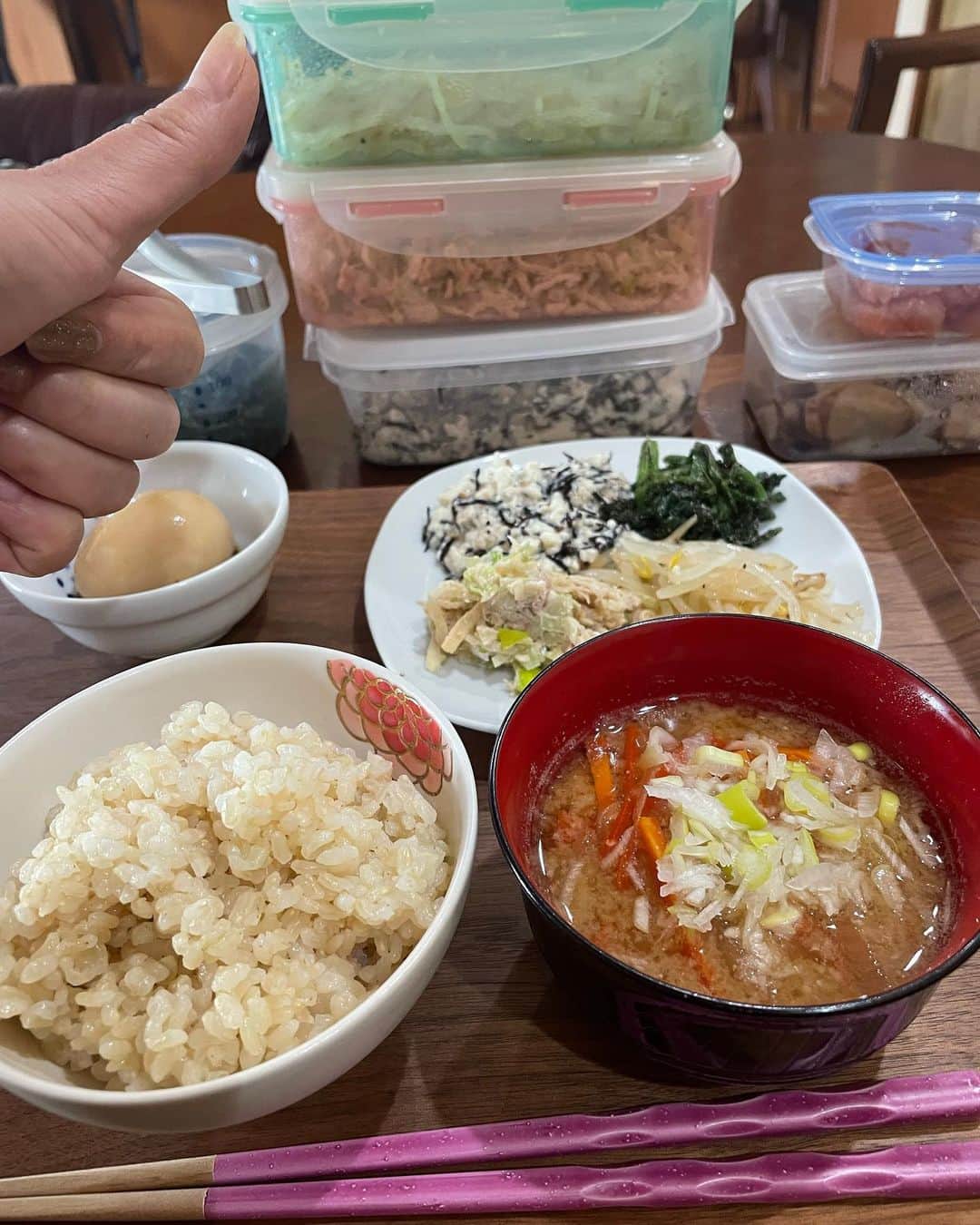 飯島直子さんのインスタグラム写真 - (飯島直子Instagram)「おはようございます♪ 今朝は配置もばっちりですよ(*^^*)👍  昨日、作り置きを料理しました。  もやしナムル 煮卵 切り干し大根サラダ 白和え ほうれん草の胡麻和え  もやしは何を作るか考えてるうちに汗をかいてくるので手っ取り早くナムルにしました^_^  ほうれん草の胡麻和えは 少し胡麻と醤油が多すぎた気がします。 ちょい足しをすると、 グッと味が落ちます。  お味噌汁は正月の残りの金時人参と大根。  金時人参が思ったより甘く 味噌汁全体が甘くなってしまったのでネギをいっぱいかけて ごまかします╰(*´︶`*)╯  白和えはオススメの品です！ 豆腐一丁と和えるだけで驚愕の美味しさです！　  みんなが驚愕するかはわかりませんが美味しいです^ ^  ダイエット中の人も 納豆が苦手な人もこれでタンパク質ばっちり取れますね。  柚子は、表の顔はそこまで悪くなかったのですが裏の顔がひどかったですΣ（ﾟдﾟlll）  しっかり裏の顔も見ないとだめですね(*´-`)  みんなも気をつけましょうね♡」1月28日 11時33分 - naoko_iijima_705_official