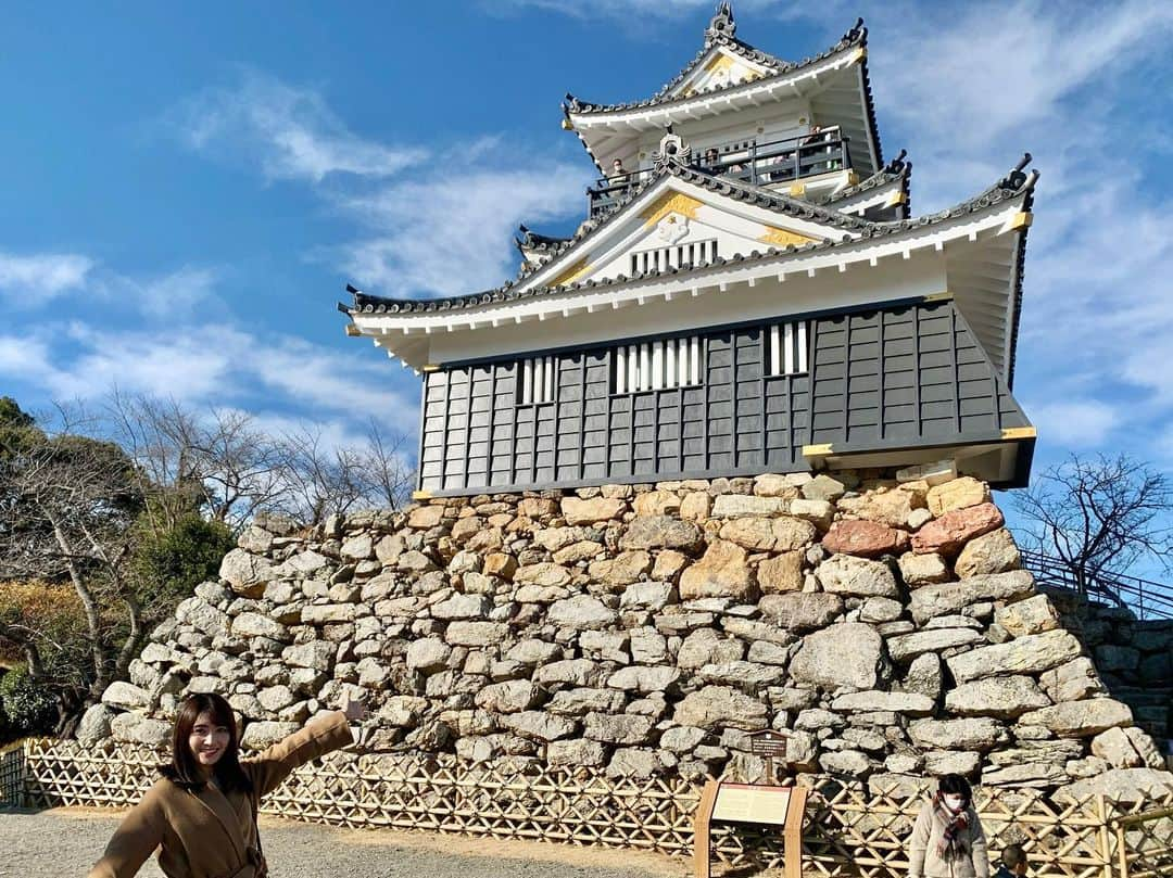 久保井朝美さんのインスタグラム写真 - (久保井朝美Instagram)「🐟🏯 寒ブリ美味しかった❤️  ブリは出世魚🐟 浜松城は出世城🏯  江戸幕府の要職に就く 城主が多かったお城です☺️  天守台の石垣にきゅん🥹🫶  徳川家康が 29歳から45歳まで 過ごしました✨  #浜松城 #徳川家康ゆかりの地 #どうする家康 #寒ブリの刺身 #旬の魚 #気象キャスター #久保井朝美」1月28日 11時59分 - asami_k920