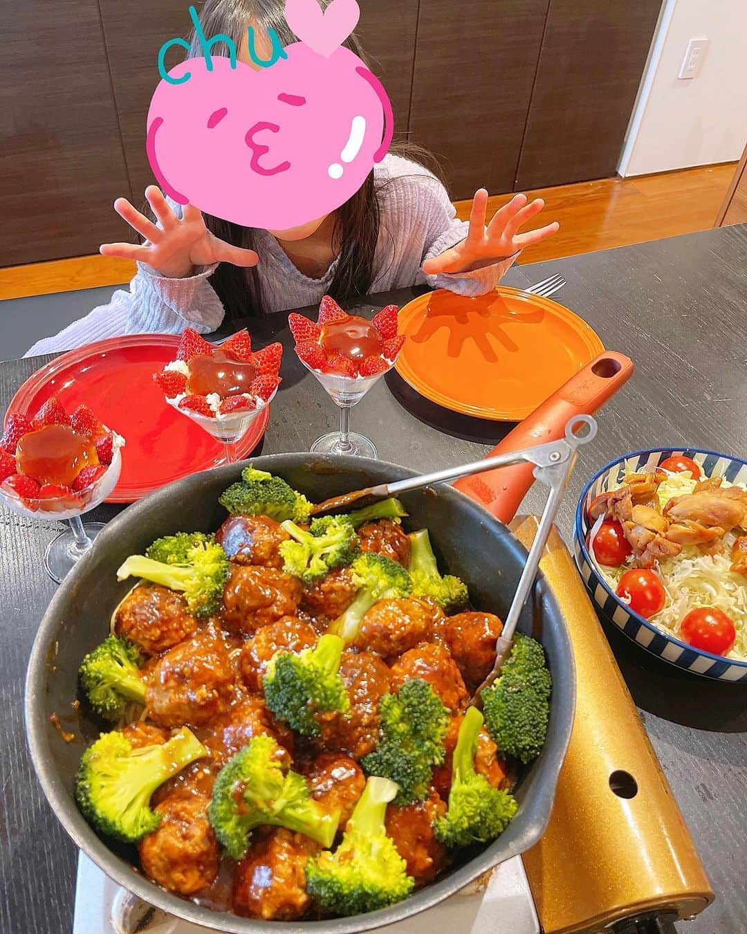 みきママさんのインスタグラム写真 - (みきママInstagram)「【ミートボールのスパゲティーが食べたい！！】  杏ちゃん「ミートボールスパゲティーが食べたい。」ってさ。101匹わんちゃんのあれか❗️  フライパン1つで作っちゃおう❗️  ボウルの代わりにフライパンにハンバーグの材料を入れて、焼いたら、ビーフシチューの素で煮込みハンバーグにして、スパゲティーに和えたらできあがり〜😄😄😄  杏ちゃん「美味しすぎ〜」ってさ。隠し味にケチャップや中濃ソース、顆粒コンソメ、はちみつを少し入れました✨✨✨  そして、はる兄が塾から帰ってきて、スパゲティーを別で作って出しました。  私「どう？」  すると、はる兄「どうが早すぎる。まだ1口も食べてない。」いつも聞くのが早いってさ。  気になるから早く食べなさいって。  #みきママ　#ミートボール #ミートボールパスタ  #101匹わんちゃん」1月28日 12時35分 - mikimama_official