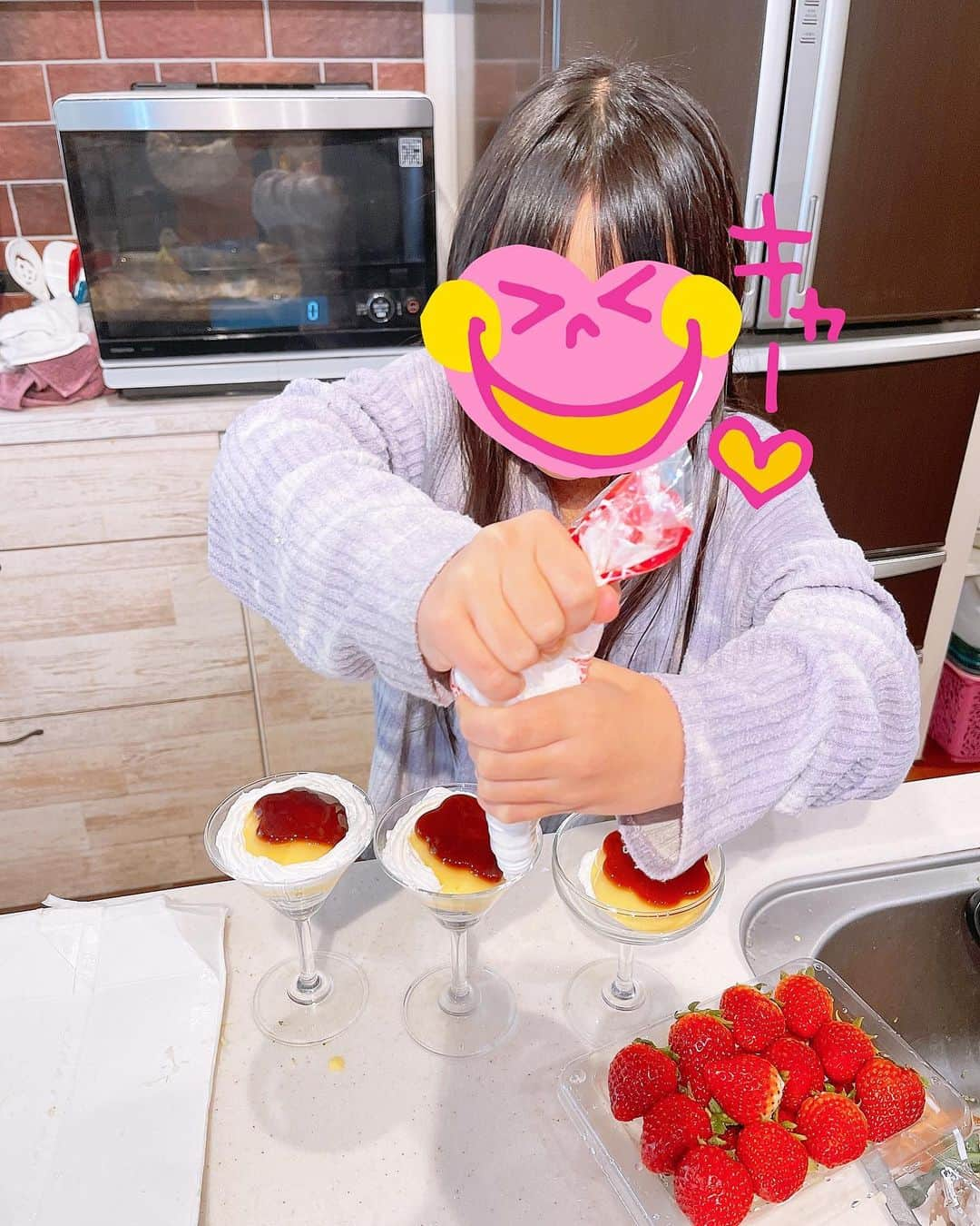 みきママさんのインスタグラム写真 - (みきママInstagram)「【ミートボールのスパゲティーが食べたい！！】  杏ちゃん「ミートボールスパゲティーが食べたい。」ってさ。101匹わんちゃんのあれか❗️  フライパン1つで作っちゃおう❗️  ボウルの代わりにフライパンにハンバーグの材料を入れて、焼いたら、ビーフシチューの素で煮込みハンバーグにして、スパゲティーに和えたらできあがり〜😄😄😄  杏ちゃん「美味しすぎ〜」ってさ。隠し味にケチャップや中濃ソース、顆粒コンソメ、はちみつを少し入れました✨✨✨  そして、はる兄が塾から帰ってきて、スパゲティーを別で作って出しました。  私「どう？」  すると、はる兄「どうが早すぎる。まだ1口も食べてない。」いつも聞くのが早いってさ。  気になるから早く食べなさいって。  #みきママ　#ミートボール #ミートボールパスタ  #101匹わんちゃん」1月28日 12時35分 - mikimama_official