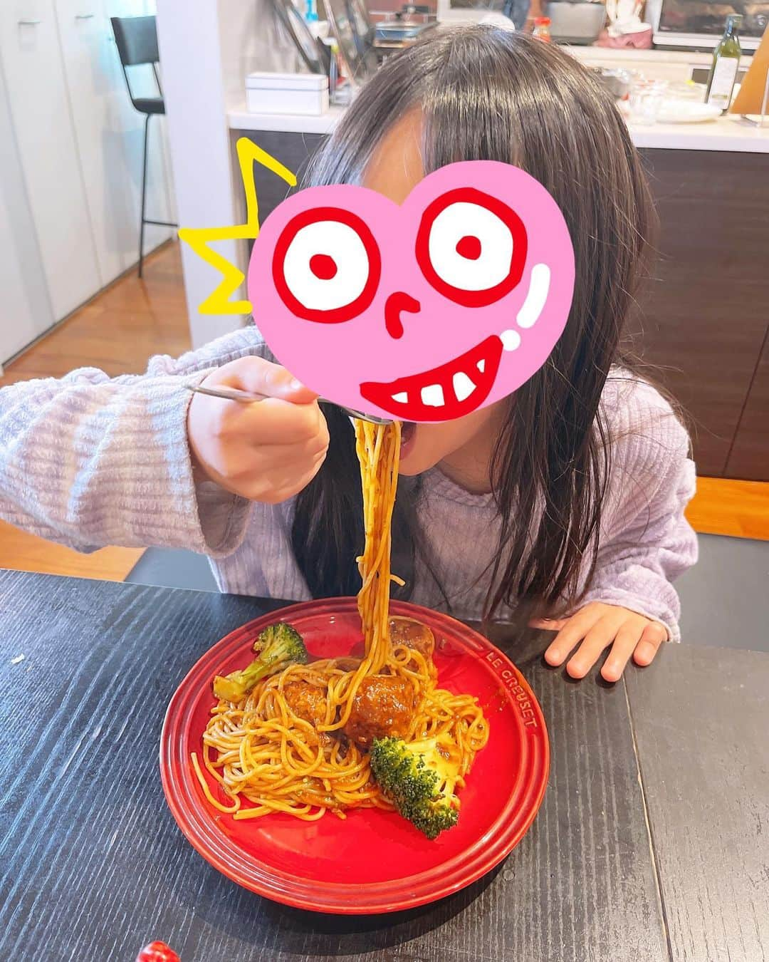 みきママさんのインスタグラム写真 - (みきママInstagram)「【ミートボールのスパゲティーが食べたい！！】  杏ちゃん「ミートボールスパゲティーが食べたい。」ってさ。101匹わんちゃんのあれか❗️  フライパン1つで作っちゃおう❗️  ボウルの代わりにフライパンにハンバーグの材料を入れて、焼いたら、ビーフシチューの素で煮込みハンバーグにして、スパゲティーに和えたらできあがり〜😄😄😄  杏ちゃん「美味しすぎ〜」ってさ。隠し味にケチャップや中濃ソース、顆粒コンソメ、はちみつを少し入れました✨✨✨  そして、はる兄が塾から帰ってきて、スパゲティーを別で作って出しました。  私「どう？」  すると、はる兄「どうが早すぎる。まだ1口も食べてない。」いつも聞くのが早いってさ。  気になるから早く食べなさいって。  #みきママ　#ミートボール #ミートボールパスタ  #101匹わんちゃん」1月28日 12時35分 - mikimama_official