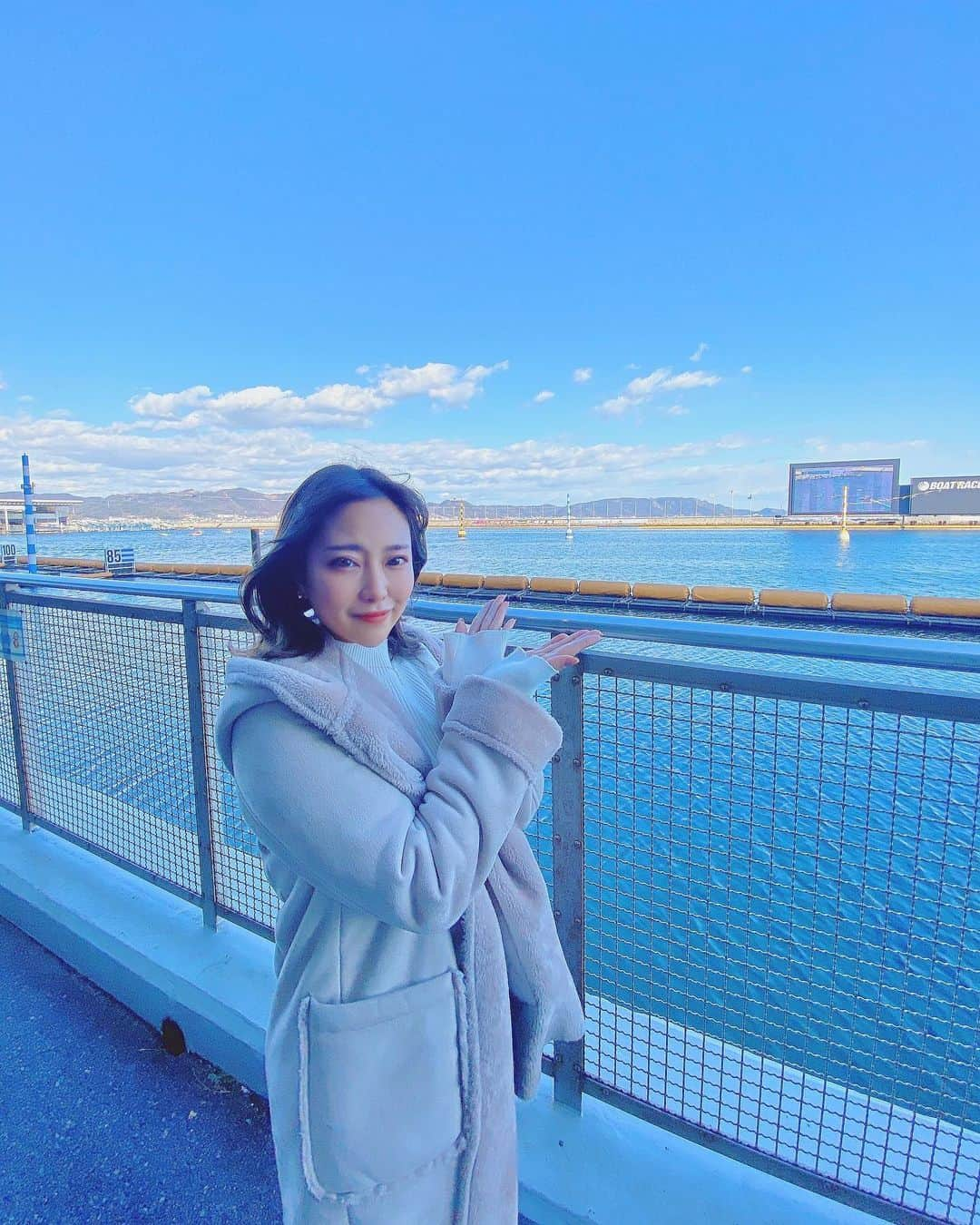 福井柑奈さんのインスタグラム写真 - (福井柑奈Instagram)「『ボートレース児島であそボートツアー』に参加してきました〜🫶🏻😘 ( @brkojima )  初めてボートレース場に行ったのですが、、とっても楽しかったです😆💪🏻 やっぱり直接レースを見ると迫力がぜんぜん違う❣️ 手に汗握りました🙏🏻 めちゃくちゃ興奮してしまった⤴︎  疑似レース体験もさせていただいて、 見事に当たらなかったけど楽しい。。。 ハマっちゃいそうです🥺✌︎ 私は個人的に舟券を買ってしまったよん♫ 100円から遊べるから気が楽だよね🫣  VR体験でレースもしたよ！ リアルすぎました😆躍動感すごいです。 もう少し上手になりたい、、、  素敵な瀬戸内海とボートレースを眺めながらアフタヌーンティーを楽しんで🫖 最高な時間でしたね。 アフタヌーンティーや、ワークショップはまた次の投稿で紹介するね❣️  老若男女楽しめるツアーだったよーーー❤️✨  #pr #ボートレース児島であそボートツアー #ボートレース児島　#児島 #倉敷 #倉敷観光#岡山観光 #ボートレース #倉敷アフタヌーンティー #DOTKOMBINAT #女子旅 #フォトツアー」1月28日 12時39分 - kanna_fukui