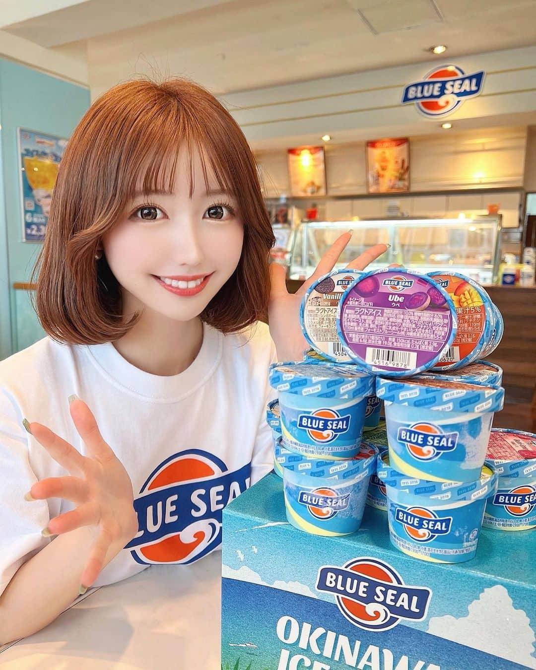 伊上あやさんのインスタグラム写真 - (伊上あやInstagram)「大好きなブルーシールアイス🍦✨  沖縄つながり応援公式アンバサダーとして、下記スペシャル応援企業様に訪問しました🌴  ▶︎▷ブルーシールさん(1.2枚目) なんと、初のバナナボートを食べた😳🍌 ボリュームたっぷりだけど、ペロッと食べきれちゃう💛おいしかったなぁ☺️ 1番人気のアイスは"塩ちんすこう味"なんだって🥰ちなみに私は"ウベ味"が大好き♥️ 12種類のアイスが入った『ブルーシールギフト12』はHPでも購入できて、お家で沖縄気分を楽しめるギフトになってるよ！🌺 @blueseal_icecream  ▶︎▷沖縄食糧さん(3.4枚目) お米で作ったスキンケアシリーズmycucuru気になって購入してみた😌💛 しっかり保湿ケアしてくれて、顔がワントーン明るくなってめっちゃ良かった☺️💛 @okishoku.skin  @okishoku   ▶︎▷沖食スイハンさん(5.6枚目) ゴーヤーの入ったポーク玉子おにぎりは絶品だった🤤ゴーヤーの入ったおにぎり初めて食べたけど、苦くないし、ポークと玉子の組み合わせがたまらない🥹♥️ @okishoku   沖縄県の人達は皆ほんとに優しくて、フレンドリーで心が暖かくなった☺️ みんなも沖縄つながり応援で、沖縄県の良さを発信して一緒に盛り上げていこう☺️‼️  #ブルーシール  #沖縄県 #沖縄食糧 #沖食スイハン #ポーク玉子おにぎり #米くくる #沖縄つながり応援 #沖縄 #スキンケア #沖縄グルメ」1月28日 12時55分 - o.aya_0613