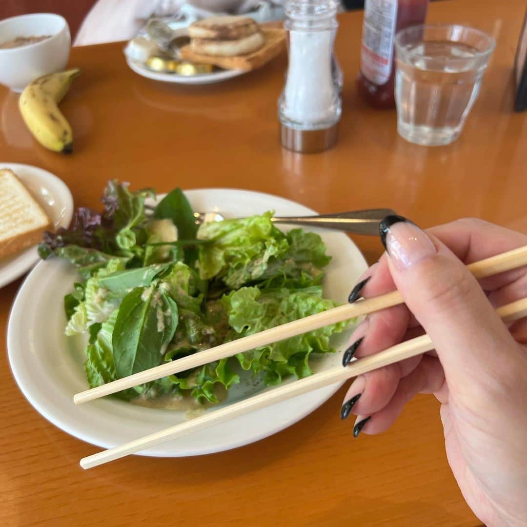 梅宮アンナさんのインスタグラム写真 - (梅宮アンナInstagram)「今朝 @tokyoamericanclub  に行って朝食して来た🤗✨ サラダ🥗って文字見たら無性に食べたくなり、 そんな事たまにあって😅 そうそう、、  サラダを食べる時なんですが、お箸があれば私はお箸を使うのよ🤗  理由は。。  フォークだと、 ドレッシングが、  ハネマセン？？食べにくーいフォーク💦 フォークの方が口も大きく開けたりと😅💦  お箸の方が食べやすいのよ〜👏👏  と、言うわけで、 お箸大好きな私てす💕💕  #お箸でサラダを食べる #お箸で食べる  #サラダ」1月28日 13時46分 - annaumemiya
