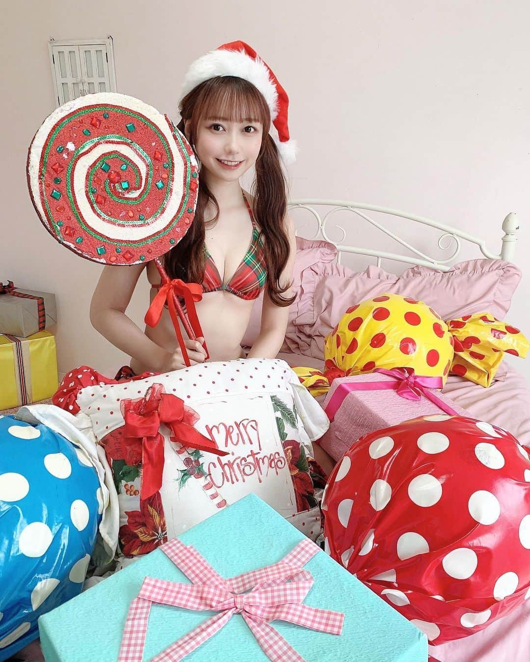 大盛真歩さんのインスタグラム写真 - (大盛真歩Instagram)「🎅🏻🎀🍭🎁  君の思い出に降り積もらせたいな 今夜だけの Sweet song   ☺️☺️☺️  BIG ONE GIRLS さんのオフショット📸   この大きいキャンディー持って撮った時気持ちはペロスペローでした。   #クリスマス  #プレゼント  #サンタ  #水着  #グラビア  #オフショット  #instagood  #instadaily  #santa  #gravure  #merrychristmas  #xmas  #photo  #present  #offshot」1月28日 16時35分 - maho_usagi