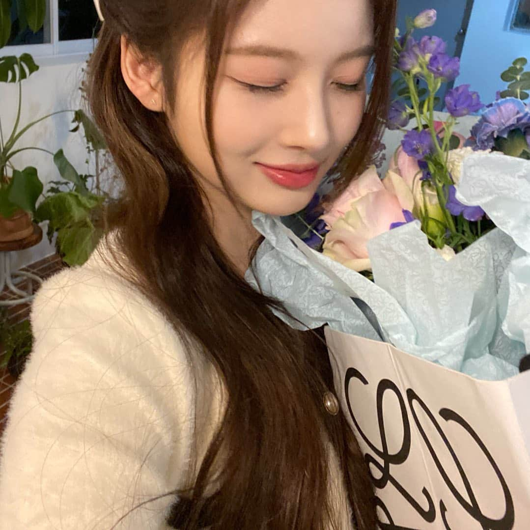 NMIXXさんのインスタグラム写真 - (NMIXXInstagram)「Thank you for wishing me a happy birthday LOEWE 🍰💐💗  #LOEWE #로에베  #NMIXX #엔믹스 #설윤 #SULLYOON #설윤스타그램 #NSWER #엔써 @loewe」1月28日 17時23分 - nmixx_official