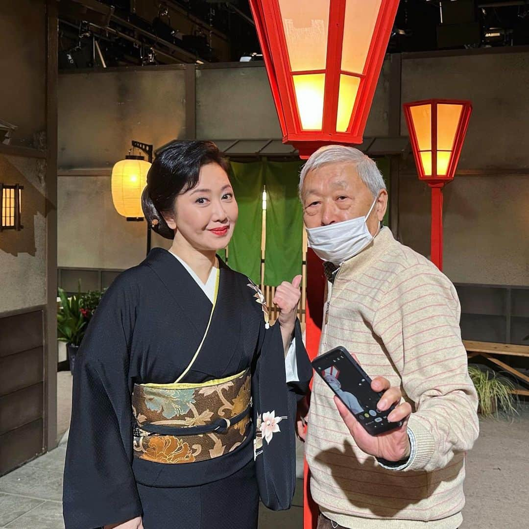 伍代夏子さんのインスタグラム写真 - (伍代夏子Instagram)「「演歌の花道」の収録をして来ました👍 ナレーションが… 沁みるんだよねぇ… 放送日は後日お知らせいたしますね〜😘 #番組ob #ちょいワルオヤジ #恒例記念撮影📸  #恋ざんげ  #忍ぶ雨 #花水仙 #大川栄策 さん」1月28日 18時07分 - natsuko_godai_official