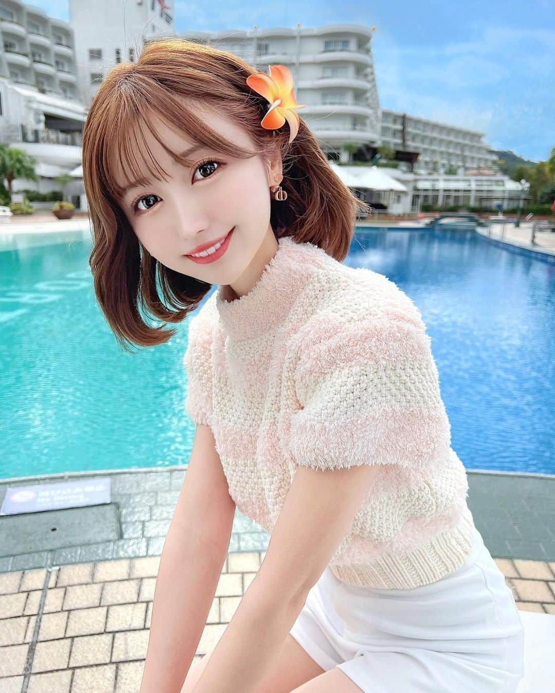 伊上あやさんのインスタグラム写真 - (伊上あやInstagram)「沖縄投稿3回目🌺💛  沖縄つながり応援公式アンバサダーとして、下記スペシャル応援企業様に訪問しました🥰  ▶︎▷かりゆしホテルズさん (1.2枚目) 写真映えがたくさん出来る綺麗なホテルで、お子さんも喜ぶスタンプラリーがあったの！！私もやっちゃいました🥰笑 全部スタンプを集めることが出来たら、お菓子貰えるんだよ😏♥️昼間は綺麗な海やプールを堪能できて、夜はイルミネーションを楽しめるよ✨また泊まりたいな🤭♥️ @kariyushihotels  ▶︎▷沖縄明治乳業さん(3.4枚目) 明治ブルガリアヨーグルトLB81プレーン400g →沖縄で販売しているものは沖縄県産生乳使用していて、県内で製造してるんだよ☺️‼️ ヨーグルトと言ったら"明治ブルガリアヨーグルト"だよね☺️沖縄県でみんなも食べてみてね🥰 @okinawa_meiji  ▶︎▷沖縄ハムさん(5枚目) 外に大きなアグーがいたので一緒に撮った🐷力飯(くんちめし)が沖縄で大人気ときいて、早速買っちゃった🥰ニンニクマシマシそぼろ豚煮丼🧄は最高にニンニクが効いてる！ニンニク好きには堪んない🤭 @okiham_official  スペシャル応援企業様を、今回沢山訪問させて頂きました！！"いちゃりばちょーでー"と暖かく迎えてくれた沖縄の皆さんに感謝してます🥰 沖縄の良さをもっとみんなに伝えていけるよう、アンバサダーとして発信していきたいと思います😊！！  沖縄が大好きな皆！沖縄つながり応援でもっと沖縄県を盛り上げませんか？🥰 #沖縄つながり応援 で沖縄の投稿沢山待ってます！！🥰   #沖縄明治乳業 #ブルガリアヨーグルト  #沖縄つながり応援 #沖縄 #沖縄ハム #沖縄グルメ #力飯 #かりゆしホテルズ #沖縄ホテル」1月28日 18時57分 - o.aya_0613