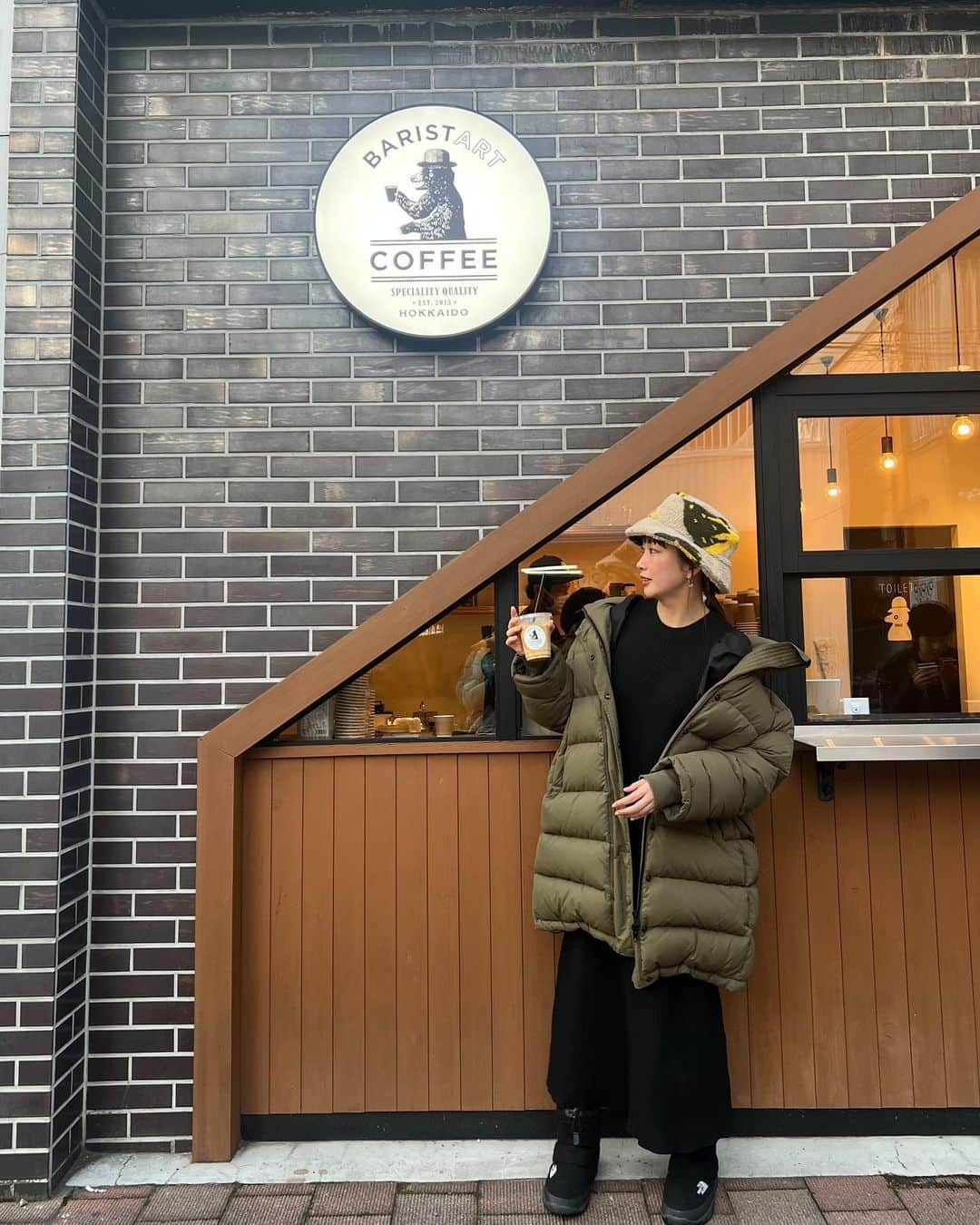 中上真亜子さんのインスタグラム写真 - (中上真亜子Instagram)「こないだの北海道旅はこれ☃️   2/12から開催される 雪が舞う季節に花見を楽しむ！というナイトライフイベント「SAPPOROARTCAMP2023」 のレセプションに参加にして来たよ🥳  1枚目はフローリストによる北海道ならではの ブリザードフラワー演出☃️ 白銀の世界に佇んでて とっても神秘的で美しかった☺️💐最終日2/19には花火もあがるらしいよっ🎇（雪だるまは自分で作ったよ、変わった性格を持ってそうな子になった  今年3回目らしいんだけど 今回から食も加わったということで 参加予定のSapporo Cheese House Mero.による 北海道チーズを使った料理・ワイナリーの 藤野ワインなども堪能させてもらった🤤  そして今回体験したワイルドムスタングスのお馬さん🐴  アートキャンプ会場内にて限定日開催「夜の引き馬体験」も計画中らしい☺️  ちなみに🕺名鉄観光で 「SAPPOROARTCAMP Winter Tours募集中」らしいよっ（詳しくはSAPPOROARTCAMP-HPにて🕺東京・大阪・名古屋・福岡発着💐）  楽しいこと美味しい盛りだくさんだと思うので よかったら是非チェックしてみてね☺️  #リモ旅北海道 #sapporoartcamp #sapporoアートキャンプ #藤野ワイン #wildmustangs #羊々亭 #SapporoCheeseHouseMero. #焼き鳥とイタリアンOsteriaarcobaleno #札幌芸術の森 #BARISTARTCOFFEE #japanairlines #pr #白い恋人でオリジナルのペイントもやったよ👄 #最後の1枚はテンション上がって雪に飛び込んだところだよみんなも気をつけてね」1月28日 19時03分 - maako_nakagami