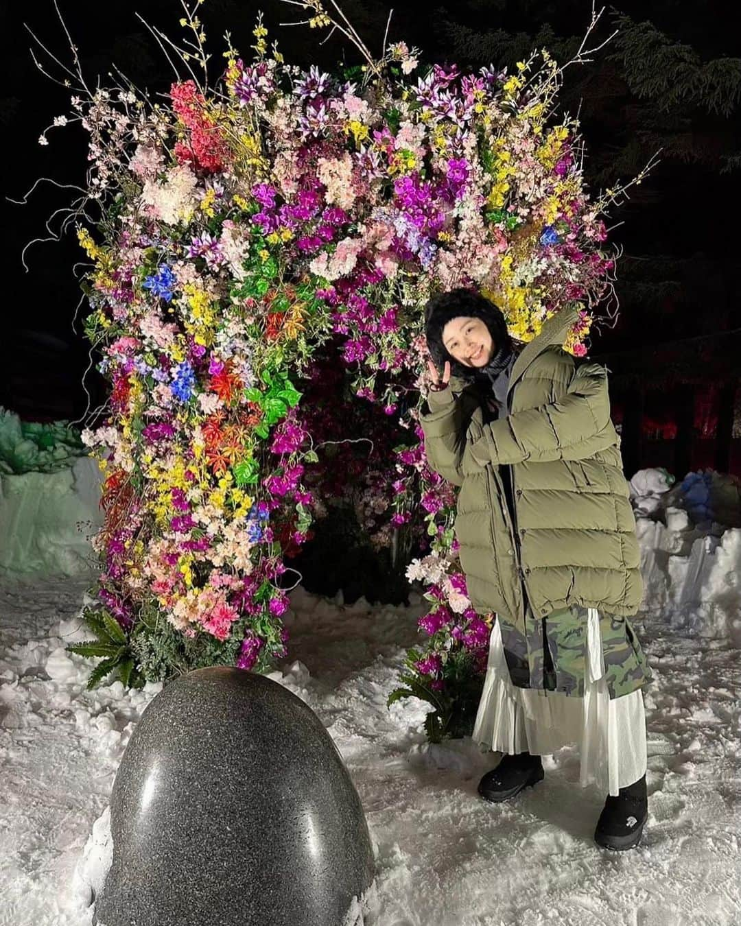 中上真亜子さんのインスタグラム写真 - (中上真亜子Instagram)「こないだの北海道旅はこれ☃️   2/12から開催される 雪が舞う季節に花見を楽しむ！というナイトライフイベント「SAPPOROARTCAMP2023」 のレセプションに参加にして来たよ🥳  1枚目はフローリストによる北海道ならではの ブリザードフラワー演出☃️ 白銀の世界に佇んでて とっても神秘的で美しかった☺️💐最終日2/19には花火もあがるらしいよっ🎇（雪だるまは自分で作ったよ、変わった性格を持ってそうな子になった  今年3回目らしいんだけど 今回から食も加わったということで 参加予定のSapporo Cheese House Mero.による 北海道チーズを使った料理・ワイナリーの 藤野ワインなども堪能させてもらった🤤  そして今回体験したワイルドムスタングスのお馬さん🐴  アートキャンプ会場内にて限定日開催「夜の引き馬体験」も計画中らしい☺️  ちなみに🕺名鉄観光で 「SAPPOROARTCAMP Winter Tours募集中」らしいよっ（詳しくはSAPPOROARTCAMP-HPにて🕺東京・大阪・名古屋・福岡発着💐）  楽しいこと美味しい盛りだくさんだと思うので よかったら是非チェックしてみてね☺️  #リモ旅北海道 #sapporoartcamp #sapporoアートキャンプ #藤野ワイン #wildmustangs #羊々亭 #SapporoCheeseHouseMero. #焼き鳥とイタリアンOsteriaarcobaleno #札幌芸術の森 #BARISTARTCOFFEE #japanairlines #pr #白い恋人でオリジナルのペイントもやったよ👄 #最後の1枚はテンション上がって雪に飛び込んだところだよみんなも気をつけてね」1月28日 19時03分 - maako_nakagami