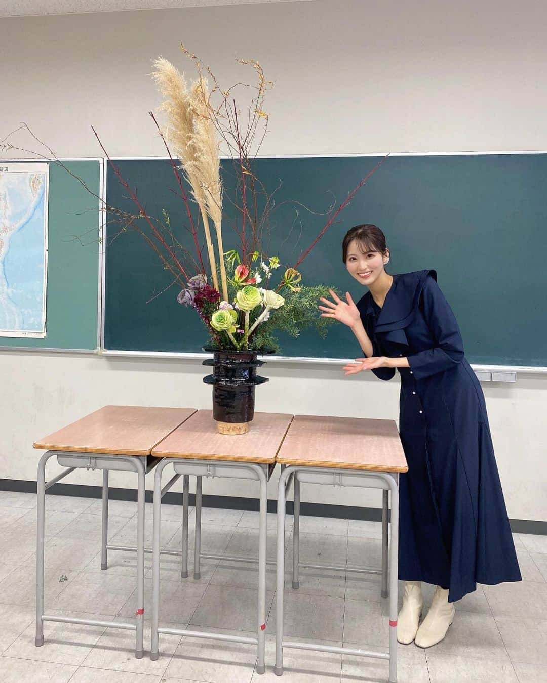 山下七子さんのインスタグラム写真 - (山下七子Instagram)「今週のふるさとwishのテーマは「花あふれるふくおか」ということでボビーさんの代打で修猷館高校の華道部の生徒さんに密着させて頂きました🚄💨💐✨ @furusato_wish   生け花に青春をかける高校生が全国大会という素晴らしい舞台で頑張っている姿に本当に勇気をもらいました✊🏻✊🏻 生徒さんによって使うお花や枝、配置、アレンジ、発想は面白いくらいに全て違うもので積極性やチャレンジ精神、何よりお花を好きな気持ちが伝わってきて心から応援したくなりました😌😌  取材させて頂いた時に私も花いけをさせて頂いたのですが制限時間があり焦ってしまったのはもちろんですが花や枝の配置も難しく華道部の皆さんの凄さが分かりました😳 2枚目の写真が私が作った作品で1枚目が私の作品に先生が花の角度や枝を増やして下さったものです✨ 枝の使い方やお花の配置で全然違いますよね〜！！！  実はこんな私のひいおばあちゃんは生け花の先生をしていたんです💐 だからお花が大好きなのかな〜なんて思ったりしました☺️☺️  こんなにも素敵な取材に行かせて頂いて勇気とパワーを沢山もらったので私も負けずに改めてこれからも頑張ろうと思えました✊🏻☺️  #アサデス#アサデスKBC#KBC#福岡県#ふるさとwish#花wish#修猷館高校#華道部#全国高校生花いけバトル #生け花#花いけ#香川県#レグザムホール」1月28日 20時27分 - yamashita_nanako