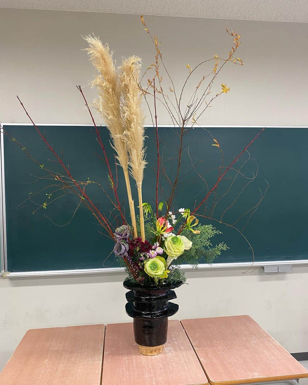 山下七子さんのインスタグラム写真 - (山下七子Instagram)「今週のふるさとwishのテーマは「花あふれるふくおか」ということでボビーさんの代打で修猷館高校の華道部の生徒さんに密着させて頂きました🚄💨💐✨ @furusato_wish   生け花に青春をかける高校生が全国大会という素晴らしい舞台で頑張っている姿に本当に勇気をもらいました✊🏻✊🏻 生徒さんによって使うお花や枝、配置、アレンジ、発想は面白いくらいに全て違うもので積極性やチャレンジ精神、何よりお花を好きな気持ちが伝わってきて心から応援したくなりました😌😌  取材させて頂いた時に私も花いけをさせて頂いたのですが制限時間があり焦ってしまったのはもちろんですが花や枝の配置も難しく華道部の皆さんの凄さが分かりました😳 2枚目の写真が私が作った作品で1枚目が私の作品に先生が花の角度や枝を増やして下さったものです✨ 枝の使い方やお花の配置で全然違いますよね〜！！！  実はこんな私のひいおばあちゃんは生け花の先生をしていたんです💐 だからお花が大好きなのかな〜なんて思ったりしました☺️☺️  こんなにも素敵な取材に行かせて頂いて勇気とパワーを沢山もらったので私も負けずに改めてこれからも頑張ろうと思えました✊🏻☺️  #アサデス#アサデスKBC#KBC#福岡県#ふるさとwish#花wish#修猷館高校#華道部#全国高校生花いけバトル #生け花#花いけ#香川県#レグザムホール」1月28日 20時27分 - yamashita_nanako