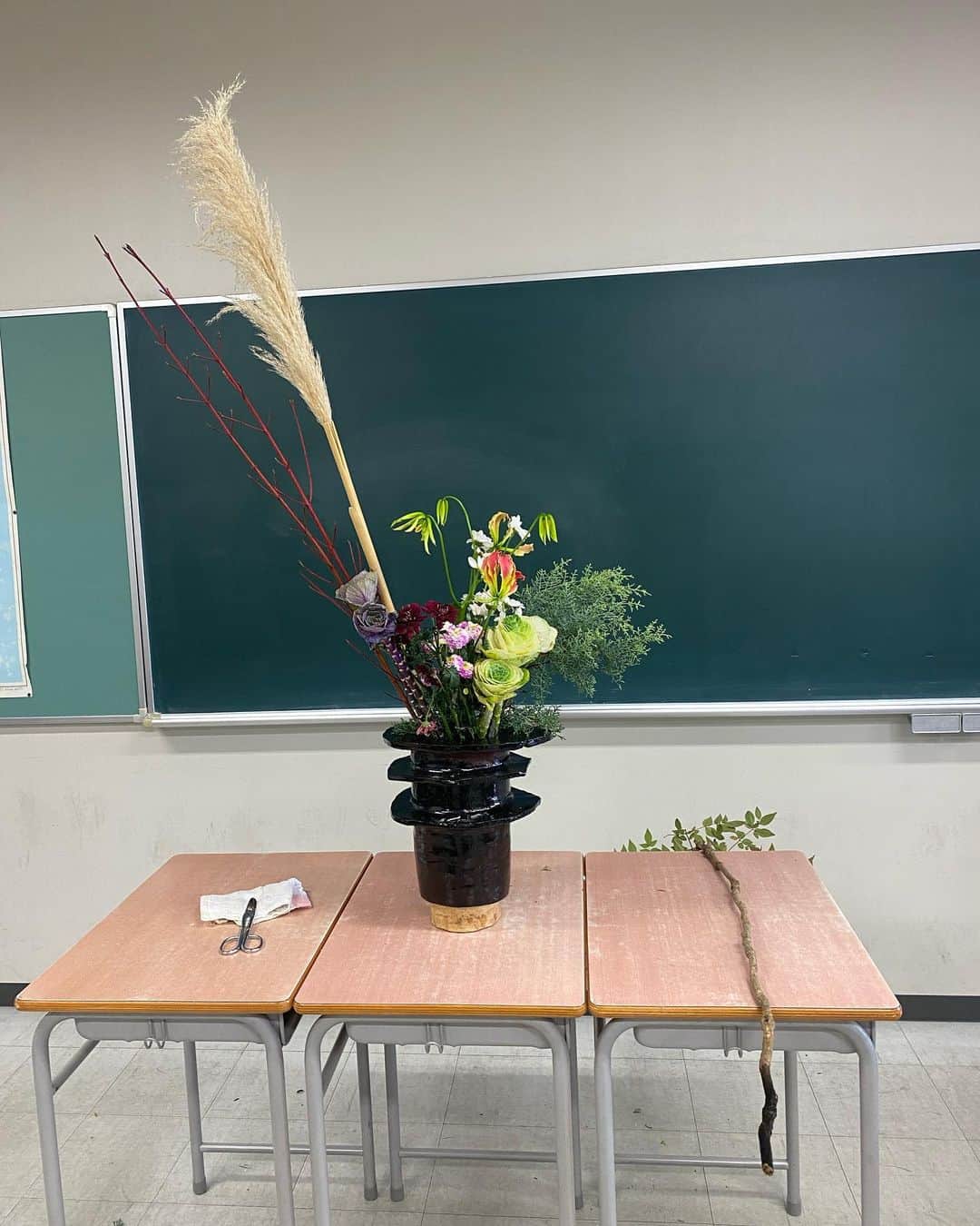 山下七子さんのインスタグラム写真 - (山下七子Instagram)「今週のふるさとwishのテーマは「花あふれるふくおか」ということでボビーさんの代打で修猷館高校の華道部の生徒さんに密着させて頂きました🚄💨💐✨ @furusato_wish   生け花に青春をかける高校生が全国大会という素晴らしい舞台で頑張っている姿に本当に勇気をもらいました✊🏻✊🏻 生徒さんによって使うお花や枝、配置、アレンジ、発想は面白いくらいに全て違うもので積極性やチャレンジ精神、何よりお花を好きな気持ちが伝わってきて心から応援したくなりました😌😌  取材させて頂いた時に私も花いけをさせて頂いたのですが制限時間があり焦ってしまったのはもちろんですが花や枝の配置も難しく華道部の皆さんの凄さが分かりました😳 2枚目の写真が私が作った作品で1枚目が私の作品に先生が花の角度や枝を増やして下さったものです✨ 枝の使い方やお花の配置で全然違いますよね〜！！！  実はこんな私のひいおばあちゃんは生け花の先生をしていたんです💐 だからお花が大好きなのかな〜なんて思ったりしました☺️☺️  こんなにも素敵な取材に行かせて頂いて勇気とパワーを沢山もらったので私も負けずに改めてこれからも頑張ろうと思えました✊🏻☺️  #アサデス#アサデスKBC#KBC#福岡県#ふるさとwish#花wish#修猷館高校#華道部#全国高校生花いけバトル #生け花#花いけ#香川県#レグザムホール」1月28日 20時27分 - yamashita_nanako