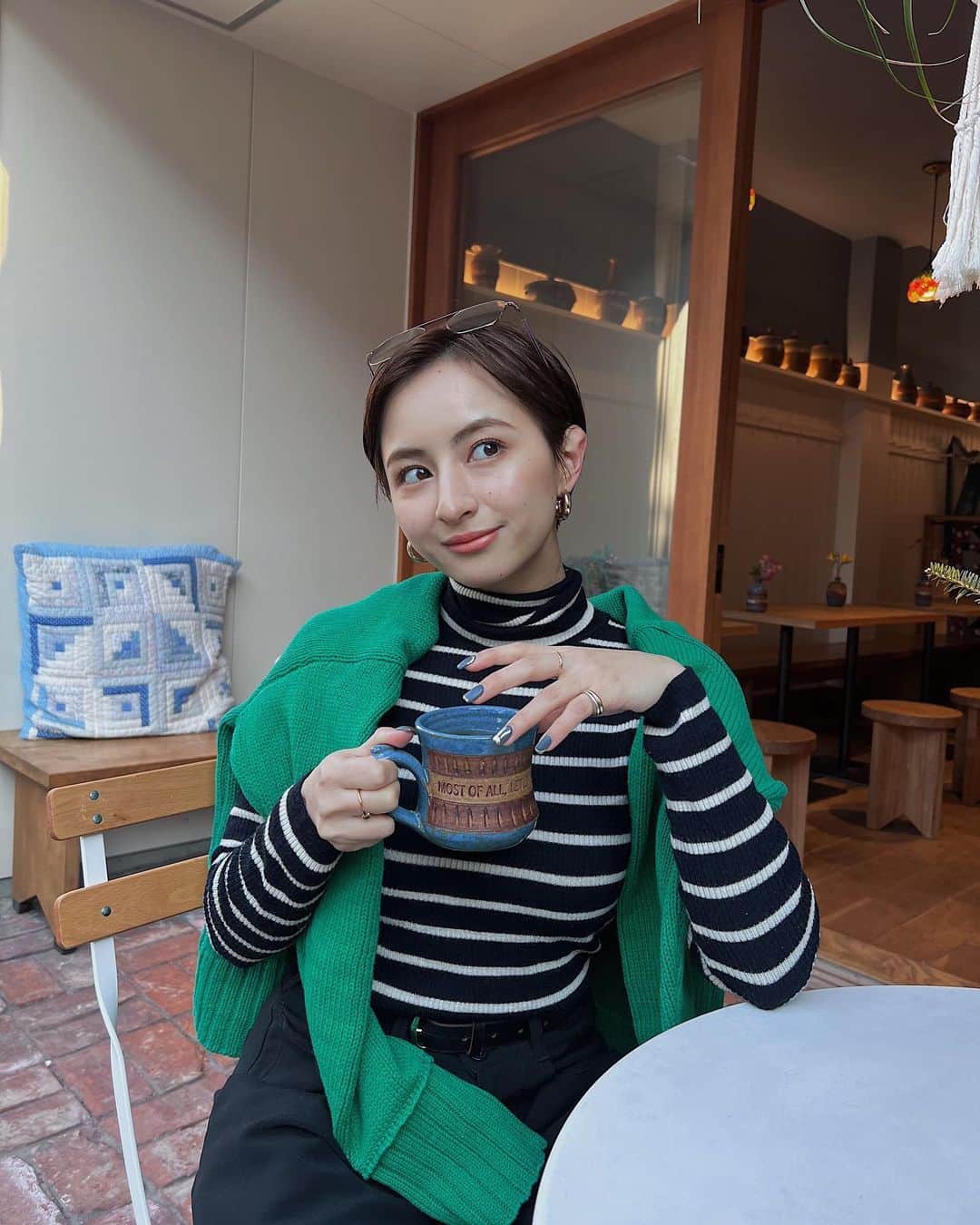 Julia Castroさんのインスタグラム写真 - (Julia CastroInstagram)「最近寒すぎるけど、暖かい日はやっぱりテラスでお茶したくなる🫖 . #cafetime #winter #outfit #cafe #tokyo #girlsstyle  #winteroutfit  #冬服 #カフェ時間 #冬コーデ #緑コーデ  #julifashion」1月28日 21時08分 - julia.c.0209