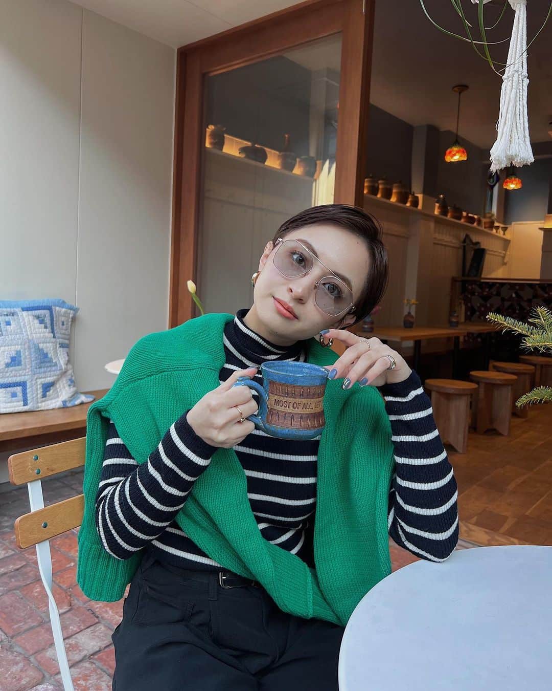Julia Castroさんのインスタグラム写真 - (Julia CastroInstagram)「最近寒すぎるけど、暖かい日はやっぱりテラスでお茶したくなる🫖 . #cafetime #winter #outfit #cafe #tokyo #girlsstyle  #winteroutfit  #冬服 #カフェ時間 #冬コーデ #緑コーデ  #julifashion」1月28日 21時08分 - julia.c.0209