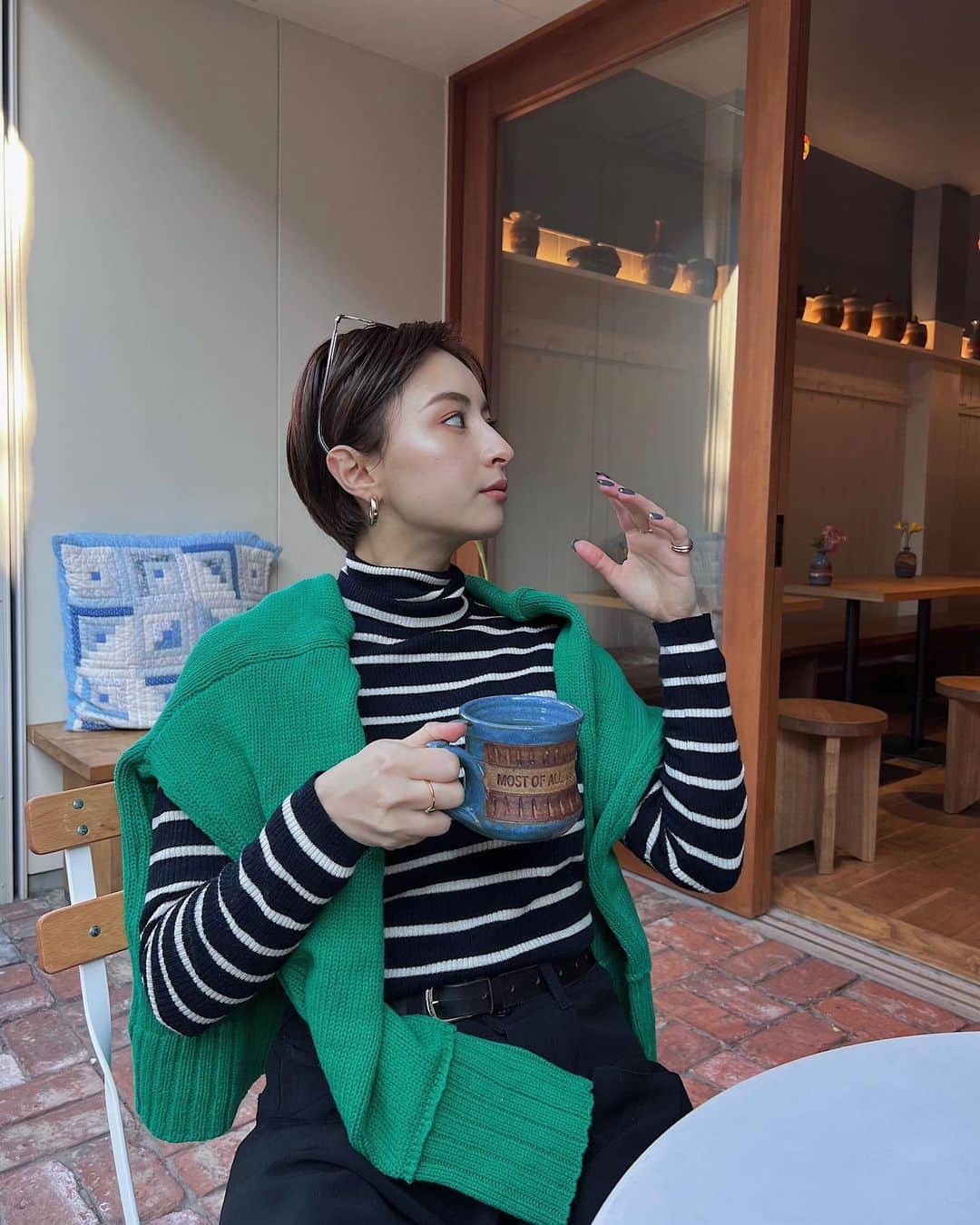 Julia Castroさんのインスタグラム写真 - (Julia CastroInstagram)「最近寒すぎるけど、暖かい日はやっぱりテラスでお茶したくなる🫖 . #cafetime #winter #outfit #cafe #tokyo #girlsstyle  #winteroutfit  #冬服 #カフェ時間 #冬コーデ #緑コーデ  #julifashion」1月28日 21時08分 - julia.c.0209
