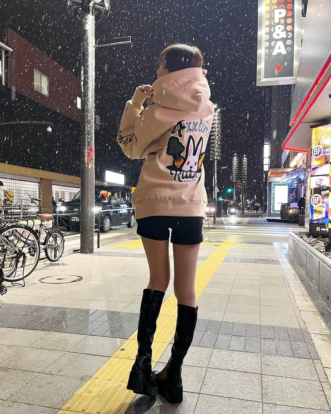藤田いろはさんのインスタグラム写真 - (藤田いろはInstagram)「fxxking rabbits🐇🐇 ⁡ ちょうど昨日雪降ってる時に撮れたー！！ このフーディー可愛くて暖かくて超お気に入り🐰💗 ⁡ ⁡ ⁡ 新作DVD昨日発売しました👏 すでにゲットしてくださった方ありがとうございます✨ いっぱいいっぱい見てください🐰🫶 そして各購入サイト等でのレビューを書く推しごともお願いします🙏 ⁡ ⁡ ⁡ そして2/23(祝・木)18時〜ソフマップにてリリースイベントを行います✨ チケットは29日10時からお申し込み開始です！ 超久々に新作DVDをリリースしたので、当たり前なんですが超久々のリリイベでとっっってもドキドキしてます…！ 是非会いにきてください！！！よろしくお願いします！！！！！ ⁡ ⁡ ⁡ ⁡ ⁡」1月28日 21時36分 - irohairo1151