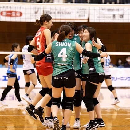 佐藤あり紗さんのインスタグラム写真 - (佐藤あり紗Instagram)「. . . #1枚目のみんなの表情すき #多分転びながらアウトのジャッジをした時の写真 #嬉しすぎるとジャンプする癖あり #特に三枚目まあまあジャンプしてる #プライベートで嬉しい時もジャンプしようかな #がんばる #バレーボール #佐藤あり紗 #宮城大好き」1月28日 21時38分 - arisa_chu