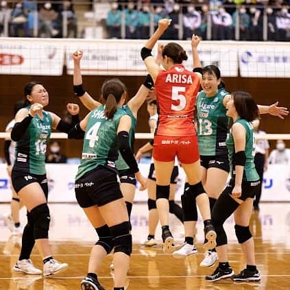 佐藤あり紗さんのインスタグラム写真 - (佐藤あり紗Instagram)「. . . #1枚目のみんなの表情すき #多分転びながらアウトのジャッジをした時の写真 #嬉しすぎるとジャンプする癖あり #特に三枚目まあまあジャンプしてる #プライベートで嬉しい時もジャンプしようかな #がんばる #バレーボール #佐藤あり紗 #宮城大好き」1月28日 21時38分 - arisa_chu