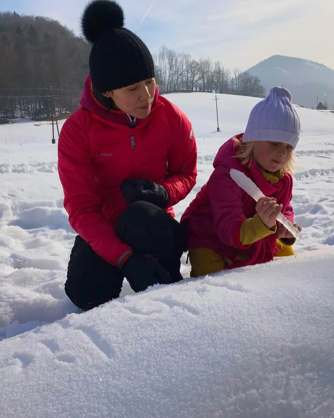 中谷美紀さんのインスタグラム写真 - (中谷美紀Instagram)「皆様ご機嫌いかがですか？  明日は「連続ドラマWギバーテイカー」第2話の放送及び、第3話の配信が始まります。  菊池風磨さん演じる貴志ルオトの巧妙な罠に弄ばれる女性たちと、正義感と処罰感情に突き動かされて、池内博之さん演ずるバディの今井の目を盗み、単独行動を開始する主人公の倉澤樹。  いよいよ斉藤由貴さん扮する貴志ルオトの魅惑的な母親も登場です。  ゾクゾクするようなスリルと、めくるめく展開を、どうぞお楽しみくださいませ。  写真は、数年前、ザルツブルクにて初めて過ごした冬のある日です。  良き週末となりますように。  #連続ドラマw #ギバーテイカー #菊池風磨 #池内博之 #深川麻衣 #馬場ふみか #吉沢悠 #斉藤由貴 #中谷美紀 #海外暮らし #田舎暮らし #ザルツブルク #オーストリア #wowow #givertaker #fumakikuchi #mikinakatani #austria #salzburg」1月28日 21時55分 - mikinakatanioffiziell