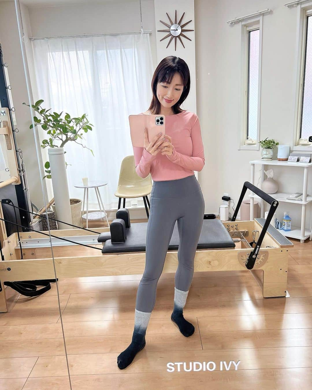 庄司ゆうこさんのインスタグラム写真 - (庄司ゆうこInstagram)「中目黒にあるピラティススタジオ @studio_ivy_pilates で体幹トレーニング！！ ピラティスってヨガとまた全然違うから地味にキツくて難しいんだけどコツを掴んだら楽しい🧡 @sa27kikiki さきちゃんが可愛くて分かりやすく丁寧に教えてくれるから楽しく出来てます✨ いつもありがとう😊❤️ #ピラティス#ピラティス女子 #ピラティスインストラクター #ピラティススタジオ#中目黒#体幹#体幹トレーニング#トレーニングウェア#筋トレ#筋トレ女子 #ダイエット」1月28日 22時17分 - yuko.shoji