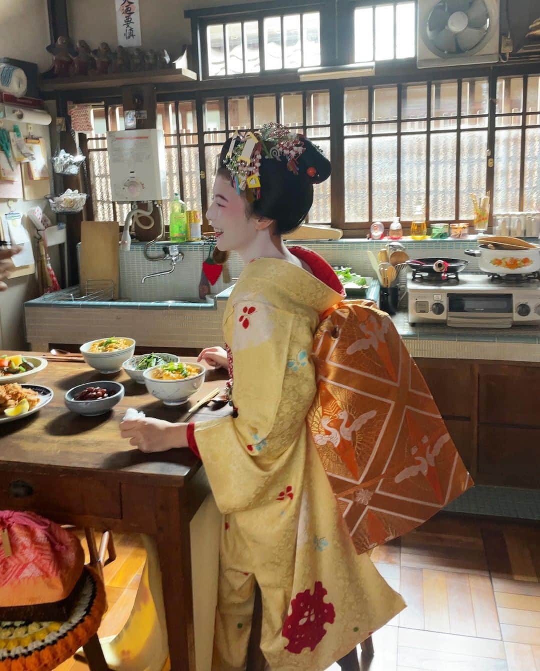 出口夏希さんのインスタグラム写真 - (出口夏希Instagram)「キヨちゃんがいつもご飯作ってくれるお台所  #舞妓さんちのまかないさん  #themakanai」1月28日 22時50分 - natsuki__deguchi__official