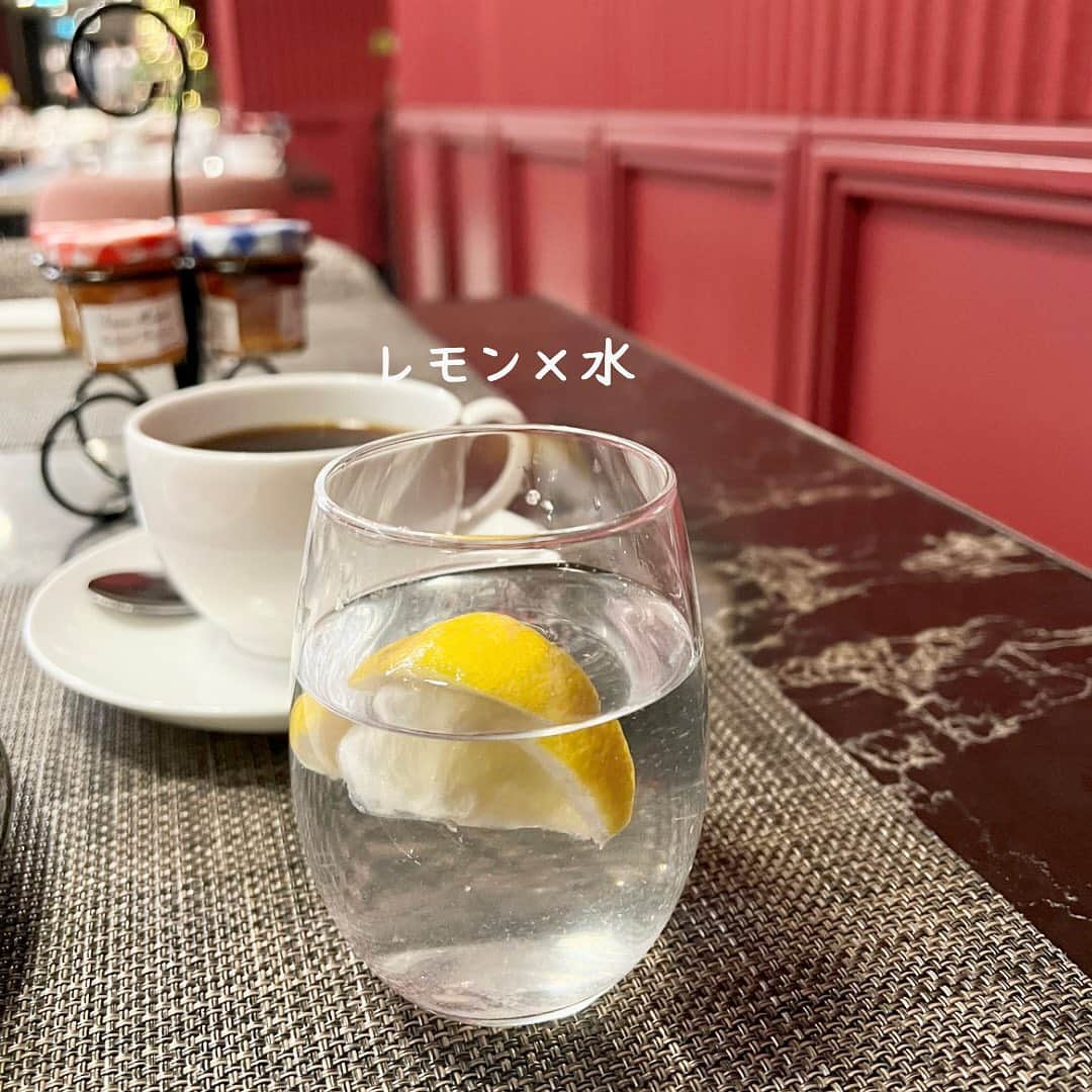 権田裕美さんのインスタグラム写真 - (権田裕美Instagram)「. "抗酸化作用" 体を酸化させない(サビさせない)ことは、 美容にとっても健康にとっても大切です♪  「レモン🍋」  お水にレモンを絞ることで 抗酸化力が高まります♪ 旅行中にもできた簡単美容健康術でした✨  余談ですが、 レモンを絞るときには 皮を下にして絞ると香りが引き立つようです🤭💛 . . . . . . . . . . . . . . . . . . . . . . . . . #抗酸化作用#アンチエイジング#抗酸化 #美肌ケア#美肌#食育#食べ方#食べ合わせ#アルカリ性#酸性#ミトコンドリア#活性酸素#薬膳レシピ#薬膳コーディネーター#貧血 #貧血対策#レモン#🍋#痩せ方#痩せる食事#痩せる方法#食べながら痩せる#健康#健康食#レモン水」1月28日 22時55分 - yumigonda