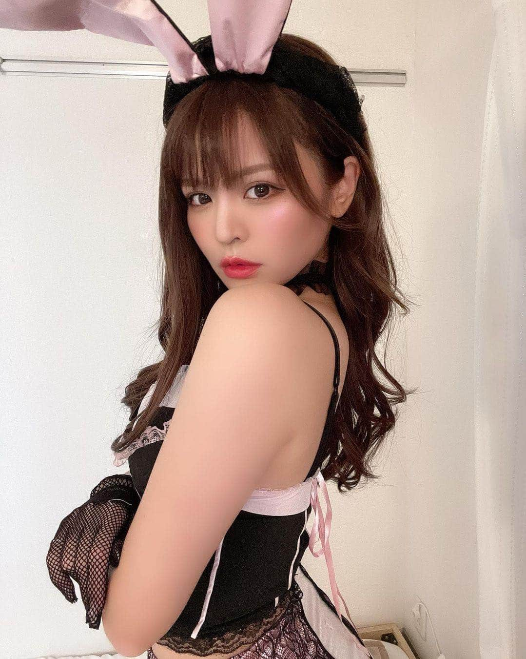 美女naviさんのインスタグラム写真 - (美女naviInstagram)「【美女navi ☻*】バニーちゃん🐰 * * 今回ご紹介させていただく方は❤️ nanapgram さん ▶️▷ @__nanapgram__  * * # Repost . . 卯年🐰ということで懐かしくてお気に入りだった写真載せる💘 . . nanapgram  さん のアカウントには 他にも素敵な投稿が(*´﹀`) ぜひ覗いてみてくださいね🧡  * * * 美女navi掲載希望の方は⇒ @bijo_navi ❤️と # 美女navi 、# 美女ナビ タグ付け * 10代限定姉妹アカウント 美少女navi掲載希望の方は⇒ @bishojo_navi 💛と # ビショウジョナビ タグ付け * お願いします✨✨ * * 次回もお楽しみに...😍  * * #コスプレ #コスプレ女子 #コスプレイヤー #バニーちゃん #バニーガール #カラコン #セクシー #スタイル抜群 #美脚 #くびれ #アイメイク #女子力アップ #メイク #さらさらヘアー #暗髪カラー #巻き髪 #ロングヘアアレンジ #ロングヘア #ポニーテール #赤リップ #美意識向上 #カラコン #オトナ女子 #美肌ケア#大人メイク #女子力向上 #ナチュラルメイク #カチューシャアレンジ」1月28日 23時00分 - bijo_navi