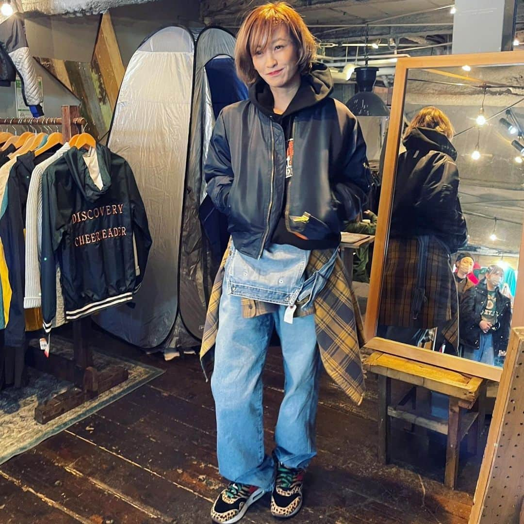 西山茉希さんのインスタグラム写真 - (西山茉希Instagram)「古き良きお洋服達に囲まれて。 着替えるたびにワクワクできる時間。 共有して一緒に楽しめる空間。  足を運んでくださった皆さん、 ありがとうございました。 🌈😊🌈  @railside_coffeevintage  @sugiuraryoichi   いっぱい色んなところに行けたらいいなって思って完。  #お陰様で幸あり #💛  クルー一同、引き続き店頭企画叶えて行きます🏁🫡」1月28日 23時22分 - maki.nshiyama50