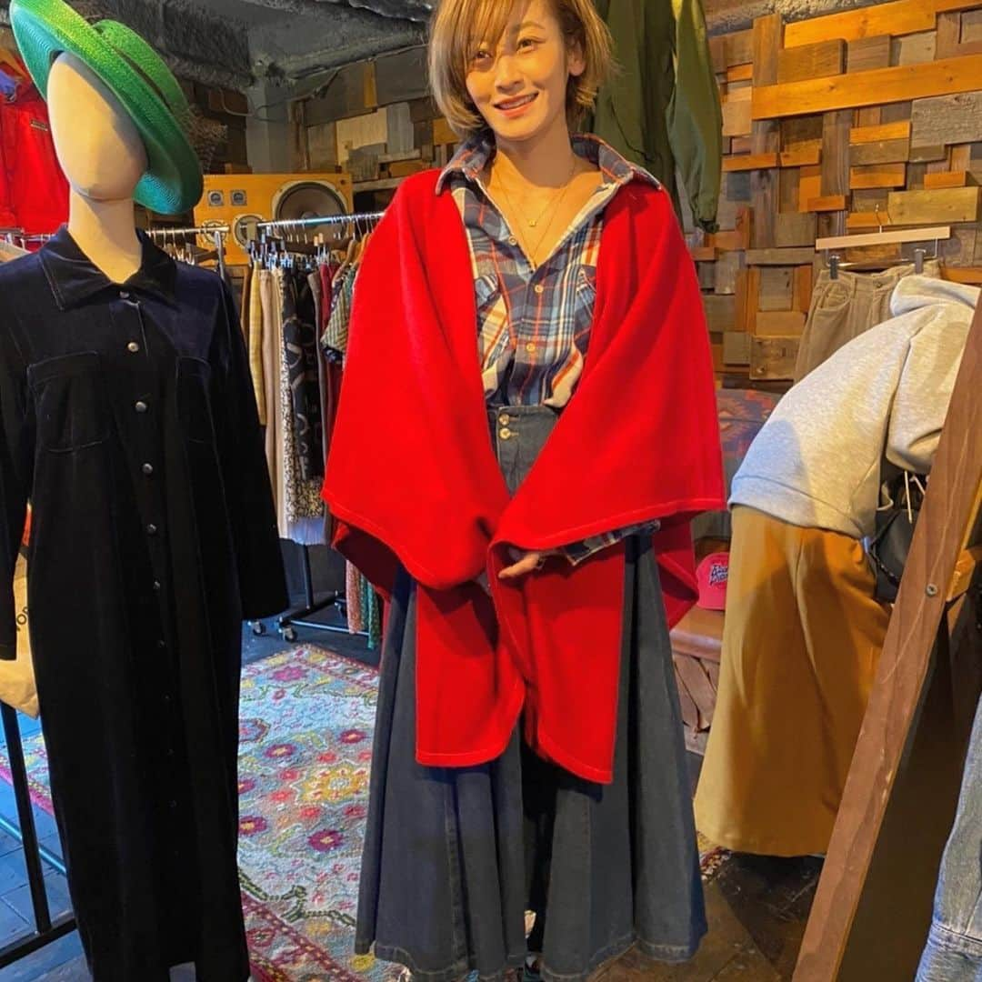 西山茉希さんのインスタグラム写真 - (西山茉希Instagram)「古き良きお洋服達に囲まれて。 着替えるたびにワクワクできる時間。 共有して一緒に楽しめる空間。  足を運んでくださった皆さん、 ありがとうございました。 🌈😊🌈  @railside_coffeevintage  @sugiuraryoichi   いっぱい色んなところに行けたらいいなって思って完。  #お陰様で幸あり #💛  クルー一同、引き続き店頭企画叶えて行きます🏁🫡」1月28日 23時22分 - maki.nshiyama50