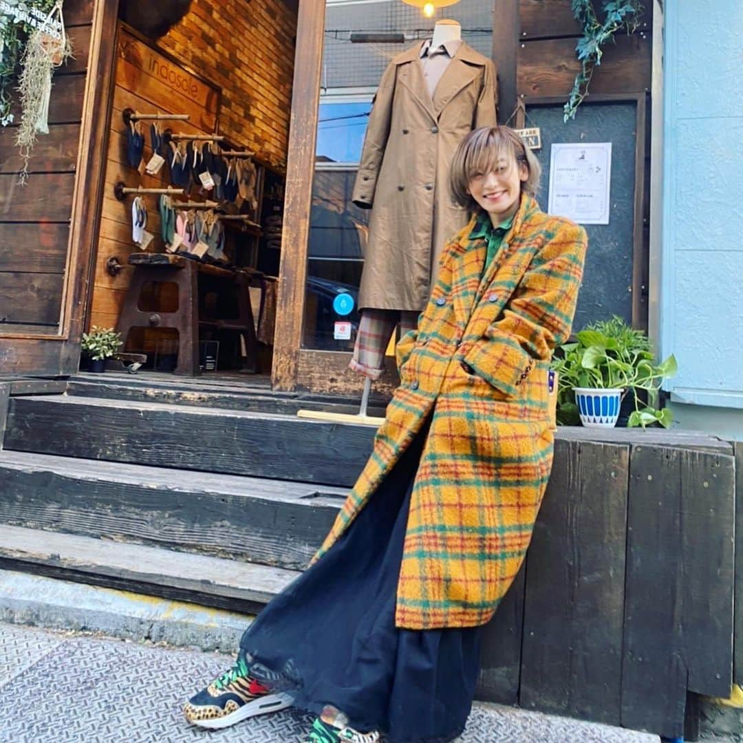 西山茉希さんのインスタグラム写真 - (西山茉希Instagram)「古き良きお洋服達に囲まれて。 着替えるたびにワクワクできる時間。 共有して一緒に楽しめる空間。  足を運んでくださった皆さん、 ありがとうございました。 🌈😊🌈  @railside_coffeevintage  @sugiuraryoichi   いっぱい色んなところに行けたらいいなって思って完。  #お陰様で幸あり #💛  クルー一同、引き続き店頭企画叶えて行きます🏁🫡」1月28日 23時22分 - maki.nshiyama50