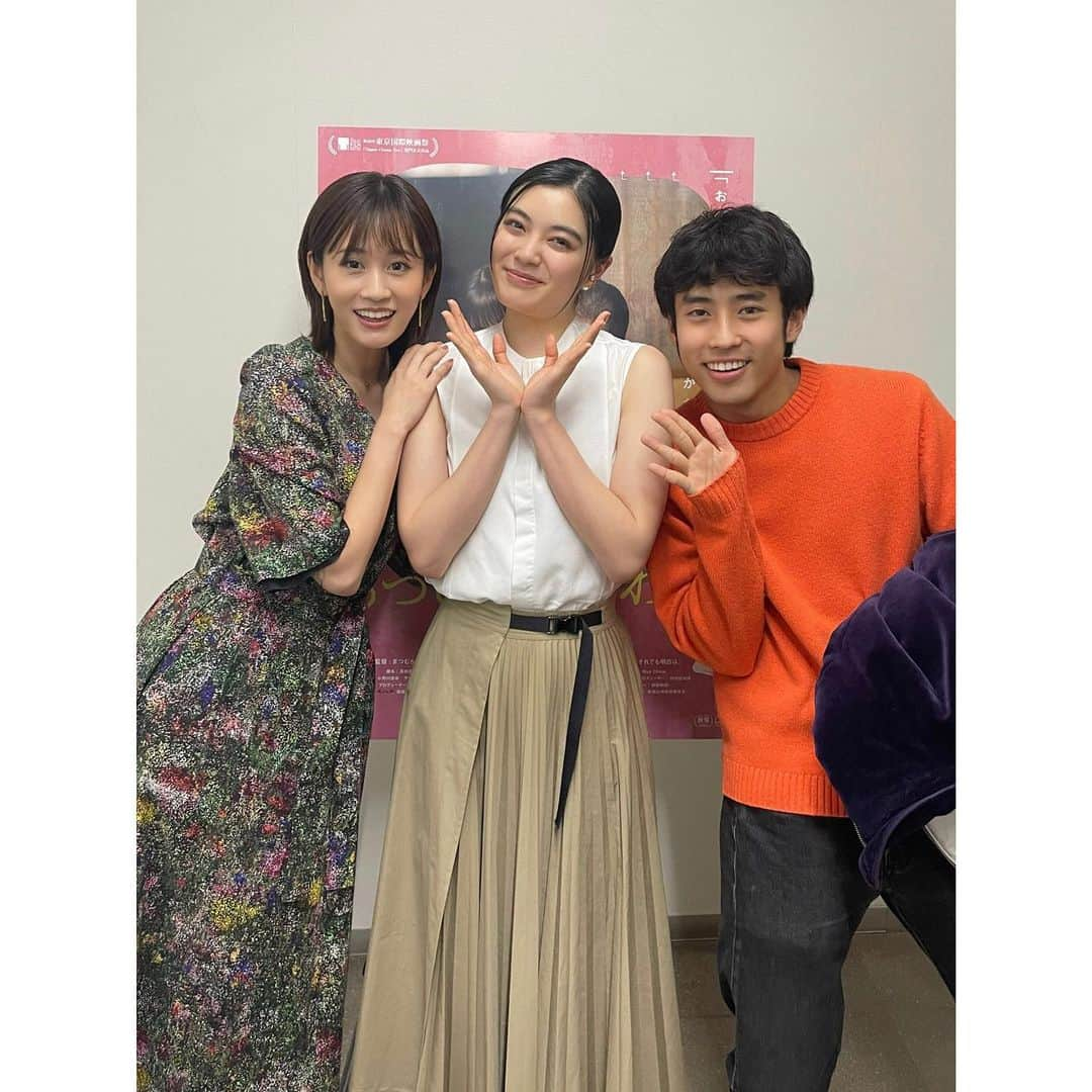 前田敦子さんのインスタグラム写真 - (前田敦子Instagram)「. 映画『あつい胸さわぎ』 愛が詰まった作品です。 温かいし、眩しい。 2年前のあつい夏に舞台が終わりすぐに 1人和歌山に向かい撮影に参加しました。 まつむら監督や皆さんと真剣に作品に向き合っていく時間の中で、自分の悩みがあっという間に笑い話にできた夏でした。  １月２７日より公開中です。 スクリーンで感じて欲しい作品です。  #映画 #あつい胸さわぎ  本日の舞台挨拶 hair＆make up @takahashi.riho  costume @yusukearimoto   ワンピース @akiranaka.official シューズ @katimshoes ピアス　　 @warmth.tokyo リング、ネックレス @aperdiem.jp」1月28日 23時47分 - atsuko_maeda_official