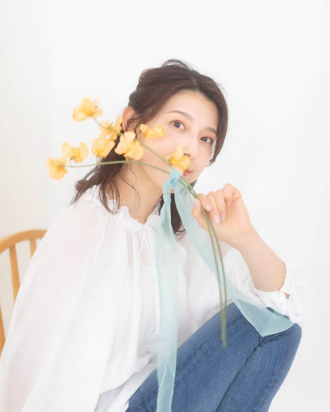 上村彩子さんのインスタグラム写真 - (上村彩子Instagram)「. . この前、お花と撮ってもらった写真です💐 今週も番組をご覧いただきありがとうございました。」1月29日 8時38分 - saekokamimura