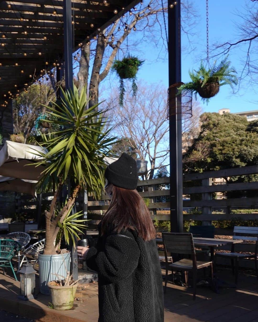 小嶋梨奈さんのインスタグラム写真 - (小嶋梨奈Instagram)「散歩がてら☕️ 公園のベンチでわんこたち眺めて、 つんと冷たい空気にコーヒーのおいしい香り。 これだけでもうしあわせだー☺️  #朝コーヒー」1月29日 10時06分 - corina_718