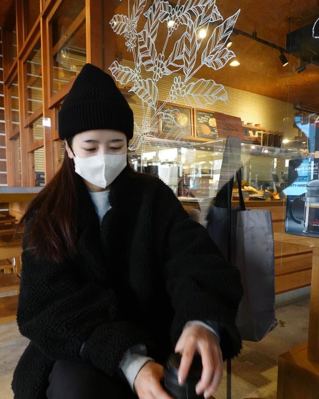 小嶋梨奈さんのインスタグラム写真 - (小嶋梨奈Instagram)「散歩がてら☕️ 公園のベンチでわんこたち眺めて、 つんと冷たい空気にコーヒーのおいしい香り。 これだけでもうしあわせだー☺️  #朝コーヒー」1月29日 10時06分 - corina_718