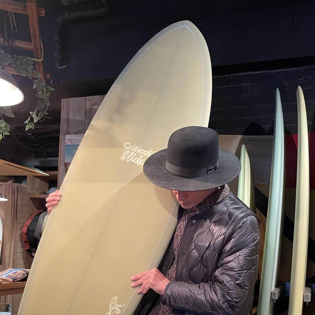 伊勢谷友介さんのインスタグラム写真 - (伊勢谷友介Instagram)「I got a new surf board! It's call "Critical Slide". 6'3 40Lのボリュームのあるツインフィン。小波でもショートに乗りたい、早くテイクオフしたい、スピード出したい、ツインの優雅なラインディングに憧れているところもあるので、期待大です！ フィンはロブマチャドのキール。幅広の独特な形のフィンは欲しかったので、楽しみです♪  #criticalslide」1月29日 10時48分 - iseya_yusuke