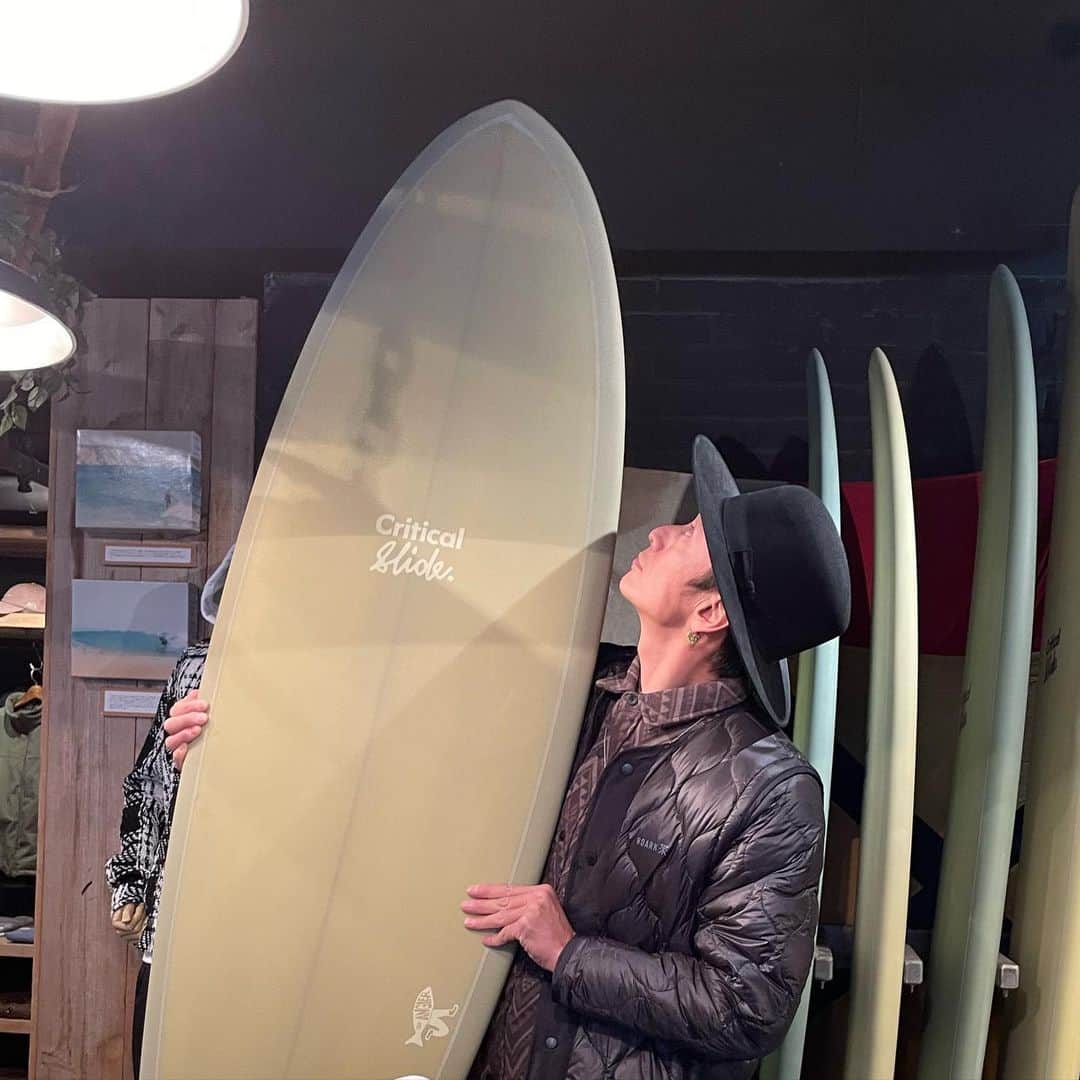 伊勢谷友介さんのインスタグラム写真 - (伊勢谷友介Instagram)「I got a new surf board! It's call "Critical Slide". 6'3 40Lのボリュームのあるツインフィン。小波でもショートに乗りたい、早くテイクオフしたい、スピード出したい、ツインの優雅なラインディングに憧れているところもあるので、期待大です！ フィンはロブマチャドのキール。幅広の独特な形のフィンは欲しかったので、楽しみです♪  #criticalslide」1月29日 10時48分 - iseya_yusuke