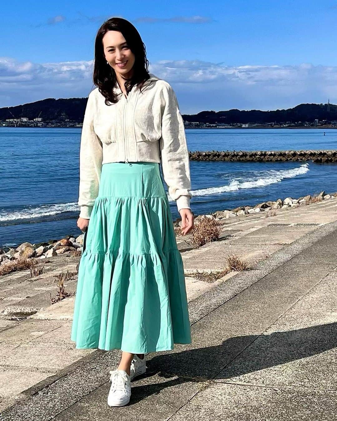 駒田奈美さんのインスタグラム写真 - (駒田奈美Instagram)「・ ・ ・ 『海』 ・ ・ 冬の海へ♪ ・ ・ 日差しが暖かくて気持ちいい〜❤︎ ・ ・ @midor__official のスカート ・ ボリューム感があってまるでドレスのよう ・ さわやかなグリーンだから これからの季節活躍してくれそう♪ ・ ・ ・ #駒田奈美#モデル#アラフィフ#美魔女#お洋服#お洋服好きな人と繋がりたい #スカート#ミドール#midor#スカートコーデ#大人カジュアルコーデ#ロングスカート#40代ファッション#カジュアルコーデ#カジュアルファッション #カジュアルコーデ大人可愛い#ミドール服」1月29日 11時38分 - nami.komada