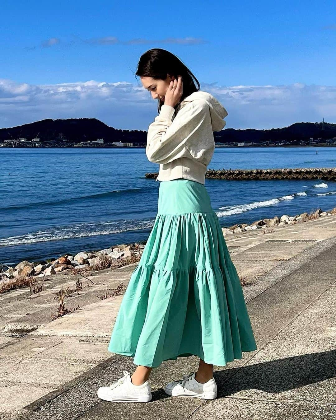 駒田奈美さんのインスタグラム写真 - (駒田奈美Instagram)「・ ・ ・ 『海』 ・ ・ 冬の海へ♪ ・ ・ 日差しが暖かくて気持ちいい〜❤︎ ・ ・ @midor__official のスカート ・ ボリューム感があってまるでドレスのよう ・ さわやかなグリーンだから これからの季節活躍してくれそう♪ ・ ・ ・ #駒田奈美#モデル#アラフィフ#美魔女#お洋服#お洋服好きな人と繋がりたい #スカート#ミドール#midor#スカートコーデ#大人カジュアルコーデ#ロングスカート#40代ファッション#カジュアルコーデ#カジュアルファッション #カジュアルコーデ大人可愛い#ミドール服」1月29日 11時38分 - nami.komada