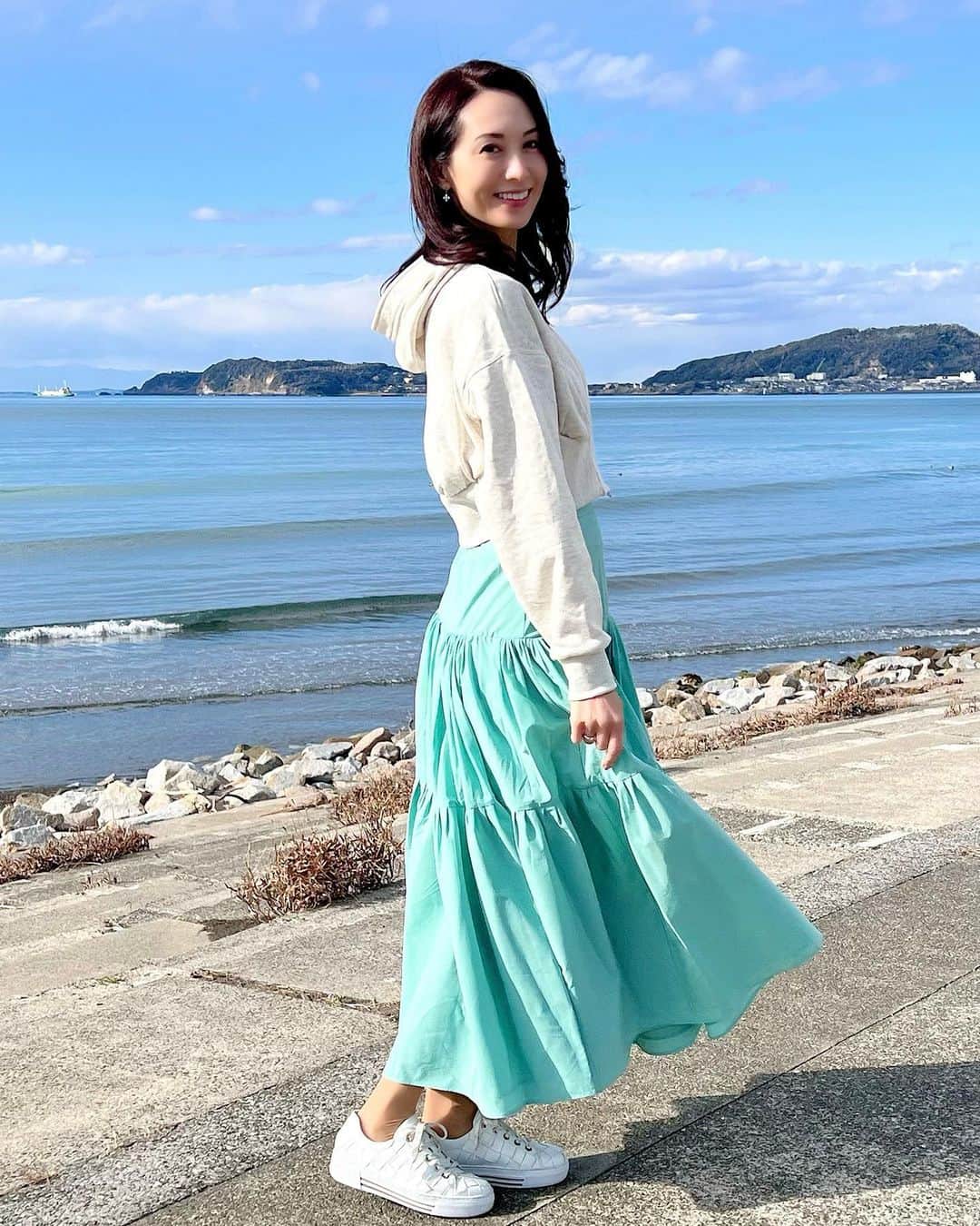 駒田奈美さんのインスタグラム写真 - (駒田奈美Instagram)「・ ・ ・ 『海』 ・ ・ 冬の海へ♪ ・ ・ 日差しが暖かくて気持ちいい〜❤︎ ・ ・ @midor__official のスカート ・ ボリューム感があってまるでドレスのよう ・ さわやかなグリーンだから これからの季節活躍してくれそう♪ ・ ・ ・ #駒田奈美#モデル#アラフィフ#美魔女#お洋服#お洋服好きな人と繋がりたい #スカート#ミドール#midor#スカートコーデ#大人カジュアルコーデ#ロングスカート#40代ファッション#カジュアルコーデ#カジュアルファッション #カジュアルコーデ大人可愛い#ミドール服」1月29日 11時38分 - nami.komada