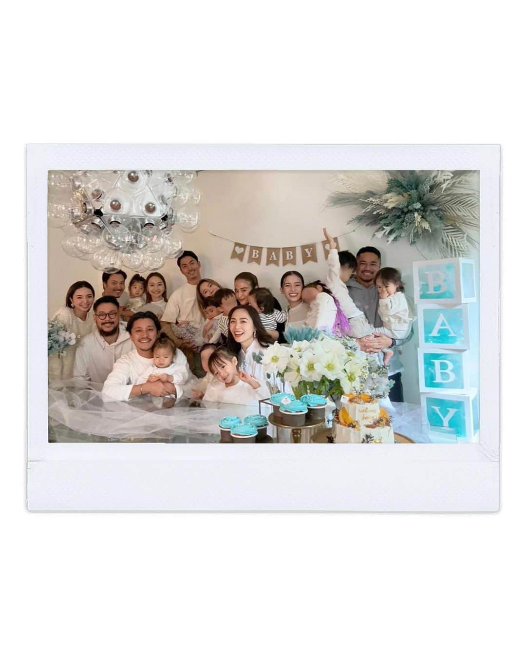 里見茜さんのインスタグラム写真 - (里見茜Instagram)「‎𓂃 𓈒𓏸 3人目にしてまさかのbaby shower🥹🌿  そして豪華すぎる花達に...みんなからの男の子用のプレゼントにもう 胸の高鳴りがおさまらず🥹👦🏻🤍  撮影の裏側に。笑 男の子の服が愛おしすぎてパパに合わせて 想像を膨らませてみたり。(やれやれな🧔🏽‍♂️)  相変わらず平和で温かい安定の空気感でした。  3人目なのに申し訳なくなるぐらいのおもてなしに、本当にありがとうみんな。  元気なBOYが生まれてきますように🫧 あと2ヶ月だね👼🏻💫  #babyshower #ベビーシャワー #男の子ママ #わくわく 👦🏻🤍」1月29日 12時00分 - satomiakane