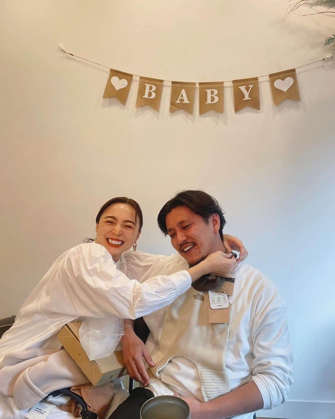 里見茜さんのインスタグラム写真 - (里見茜Instagram)「‎𓂃 𓈒𓏸 3人目にしてまさかのbaby shower🥹🌿  そして豪華すぎる花達に...みんなからの男の子用のプレゼントにもう 胸の高鳴りがおさまらず🥹👦🏻🤍  撮影の裏側に。笑 男の子の服が愛おしすぎてパパに合わせて 想像を膨らませてみたり。(やれやれな🧔🏽‍♂️)  相変わらず平和で温かい安定の空気感でした。  3人目なのに申し訳なくなるぐらいのおもてなしに、本当にありがとうみんな。  元気なBOYが生まれてきますように🫧 あと2ヶ月だね👼🏻💫  #babyshower #ベビーシャワー #男の子ママ #わくわく 👦🏻🤍」1月29日 12時00分 - satomiakane