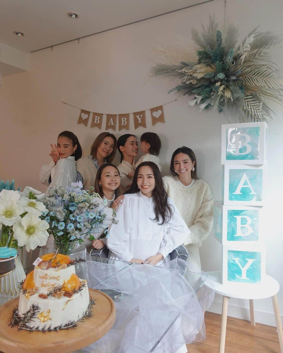 里見茜さんのインスタグラム写真 - (里見茜Instagram)「‎𓂃 𓈒𓏸 3人目にしてまさかのbaby shower🥹🌿  そして豪華すぎる花達に...みんなからの男の子用のプレゼントにもう 胸の高鳴りがおさまらず🥹👦🏻🤍  撮影の裏側に。笑 男の子の服が愛おしすぎてパパに合わせて 想像を膨らませてみたり。(やれやれな🧔🏽‍♂️)  相変わらず平和で温かい安定の空気感でした。  3人目なのに申し訳なくなるぐらいのおもてなしに、本当にありがとうみんな。  元気なBOYが生まれてきますように🫧 あと2ヶ月だね👼🏻💫  #babyshower #ベビーシャワー #男の子ママ #わくわく 👦🏻🤍」1月29日 12時00分 - satomiakane